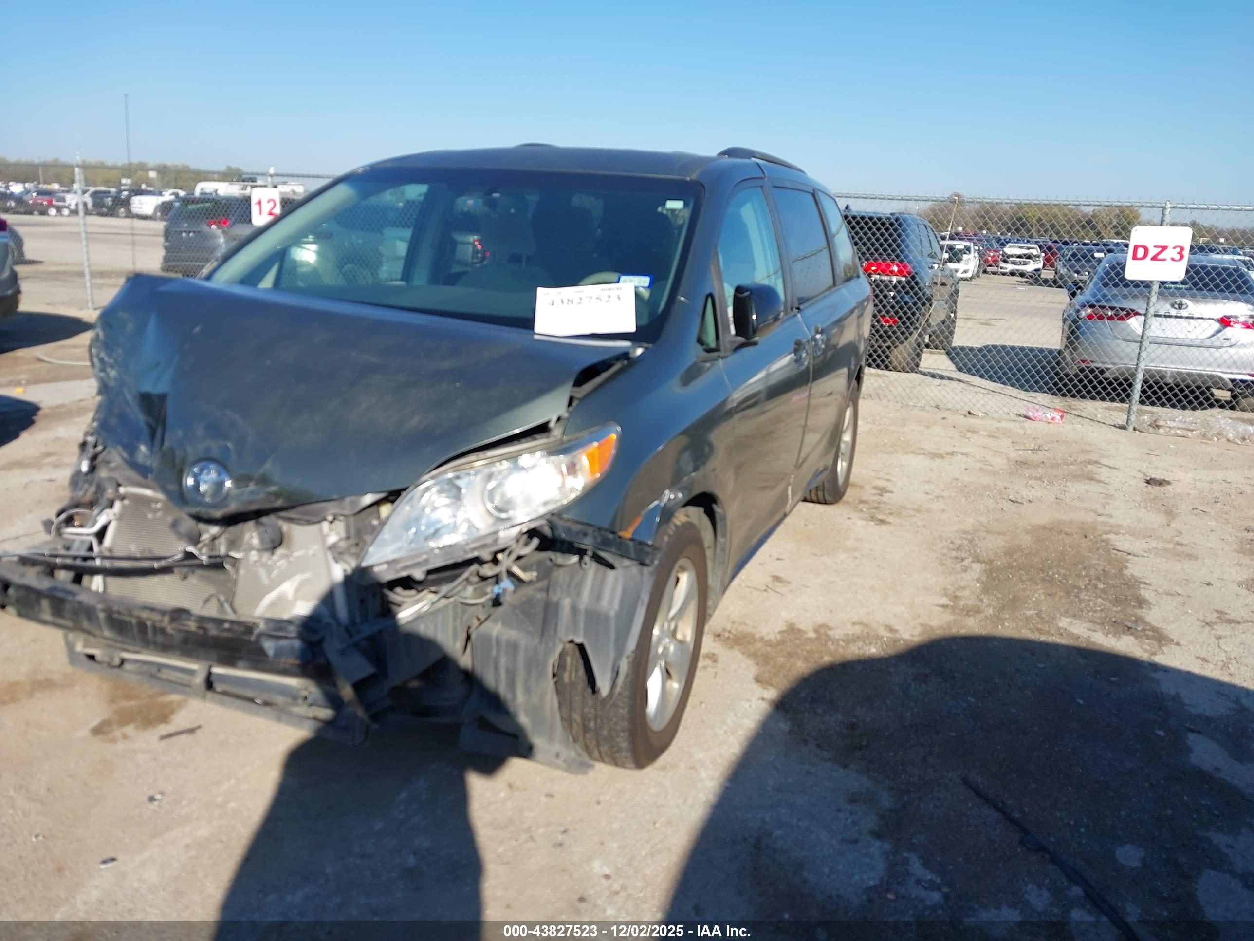 TOYOTA SIENNA image 2