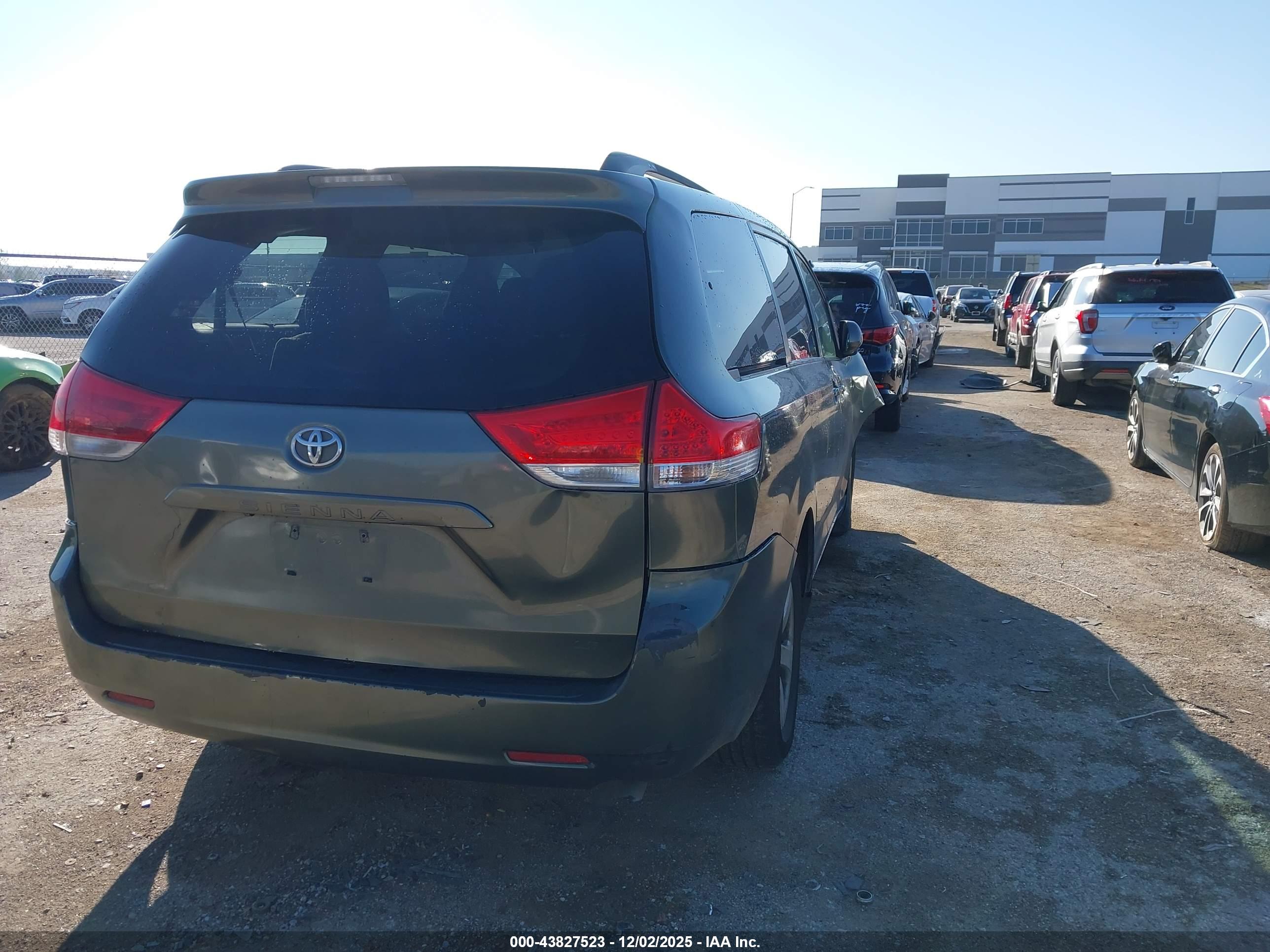 TOYOTA SIENNA image 4
