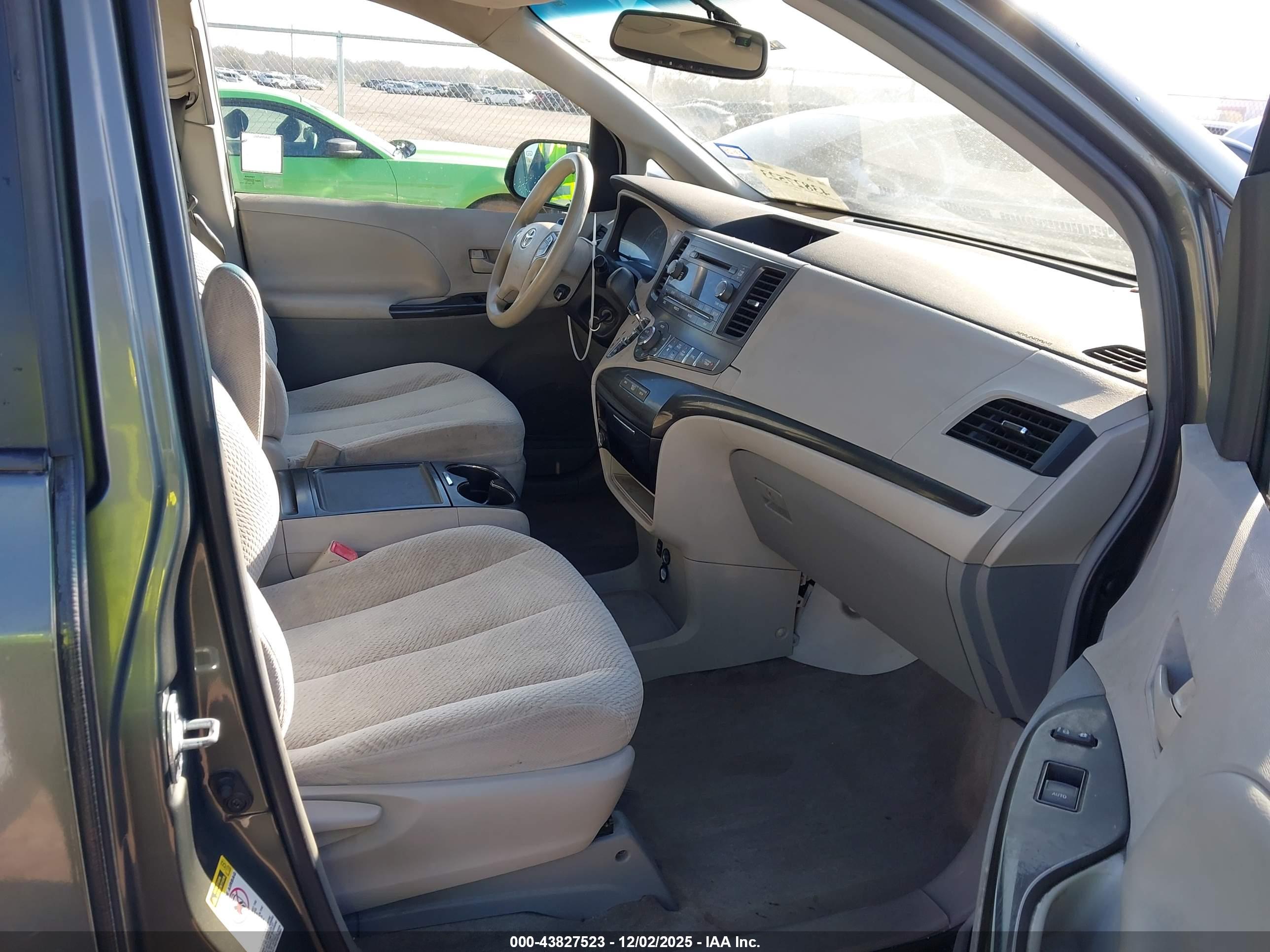 TOYOTA SIENNA image 5