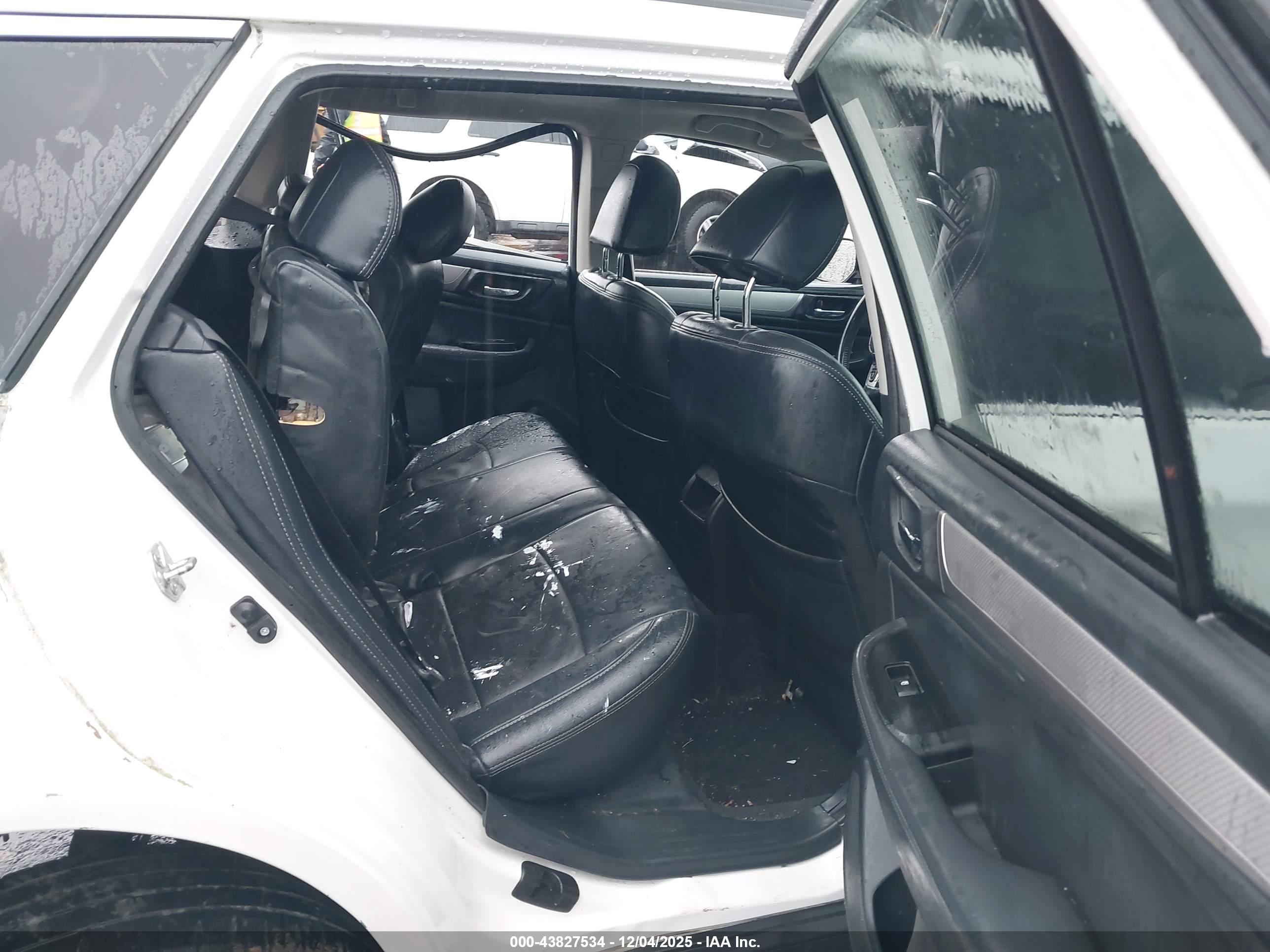 SUBARU OUTBACK image 8
