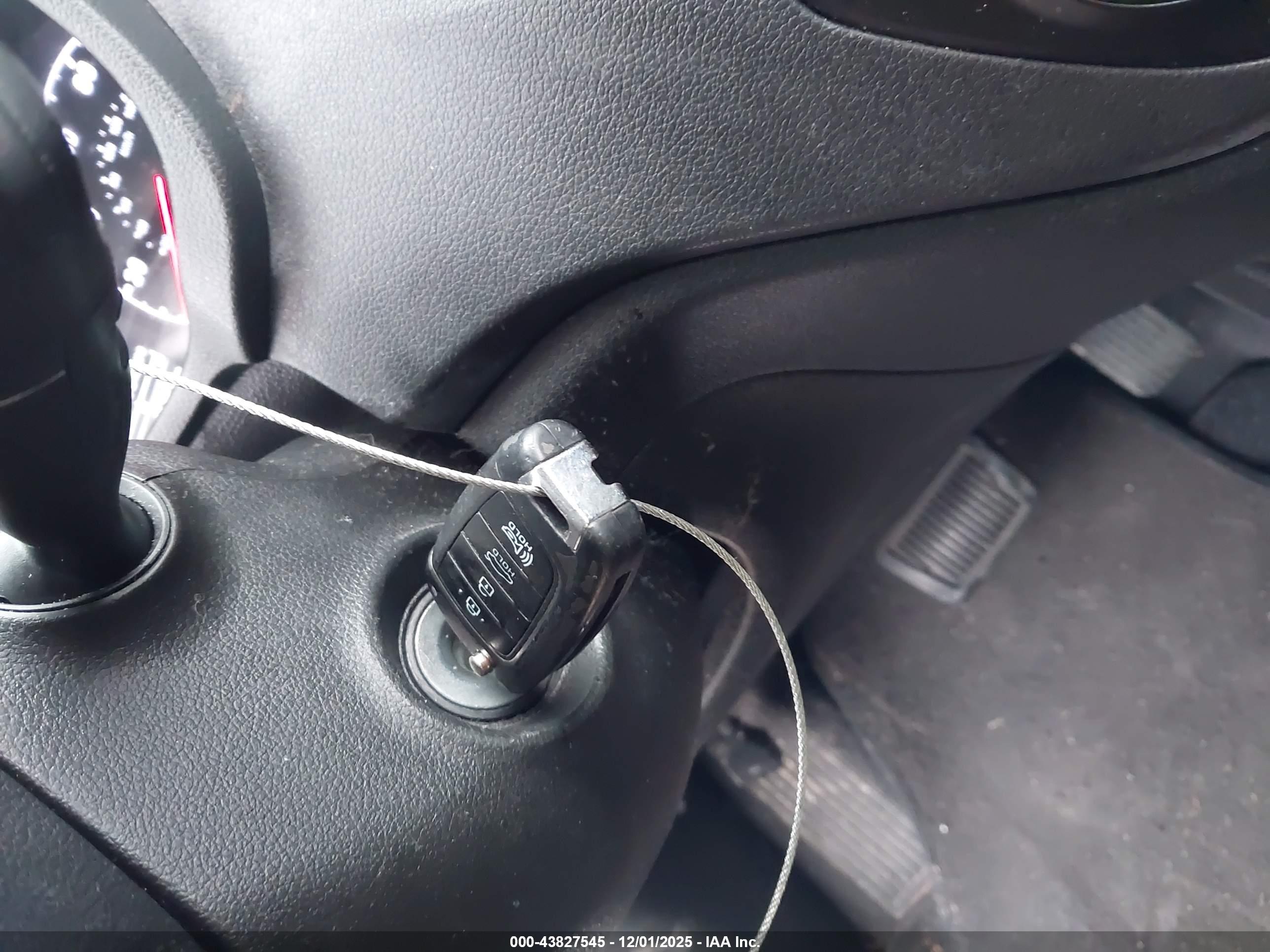HYUNDAI ACCENT image 11