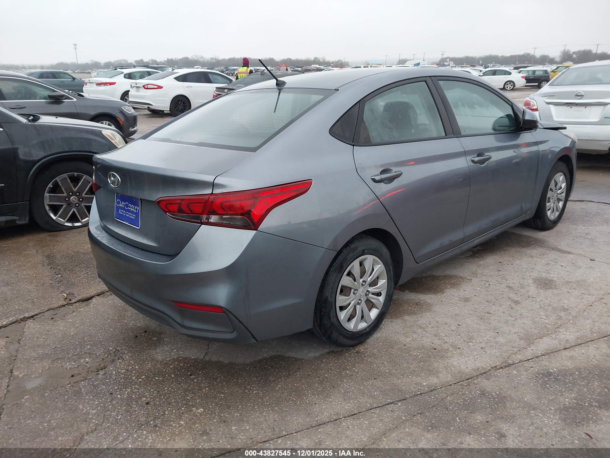 HYUNDAI ACCENT image 4