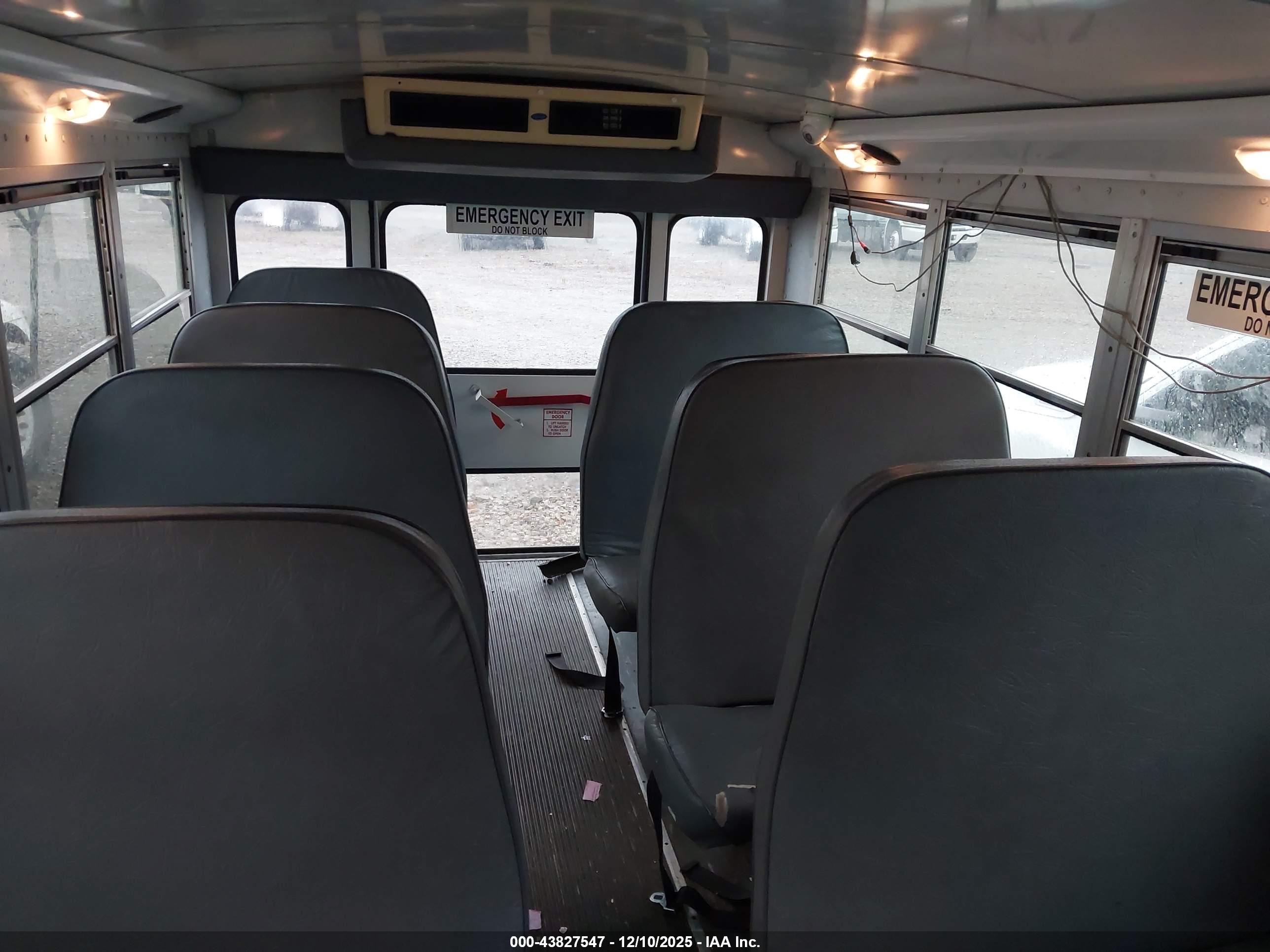 CHEVROLET BUS image 7
