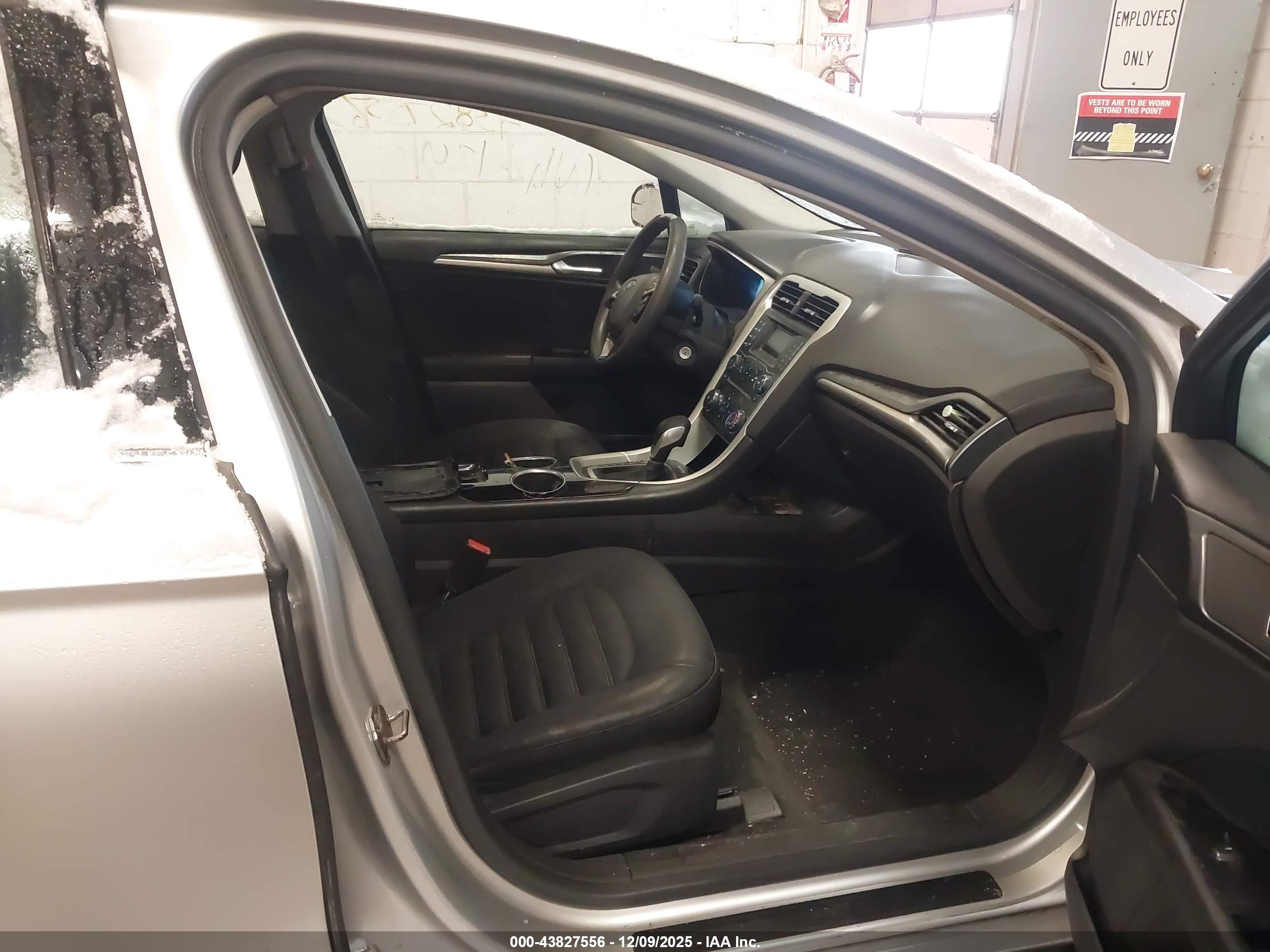 FORD FUSION image 5