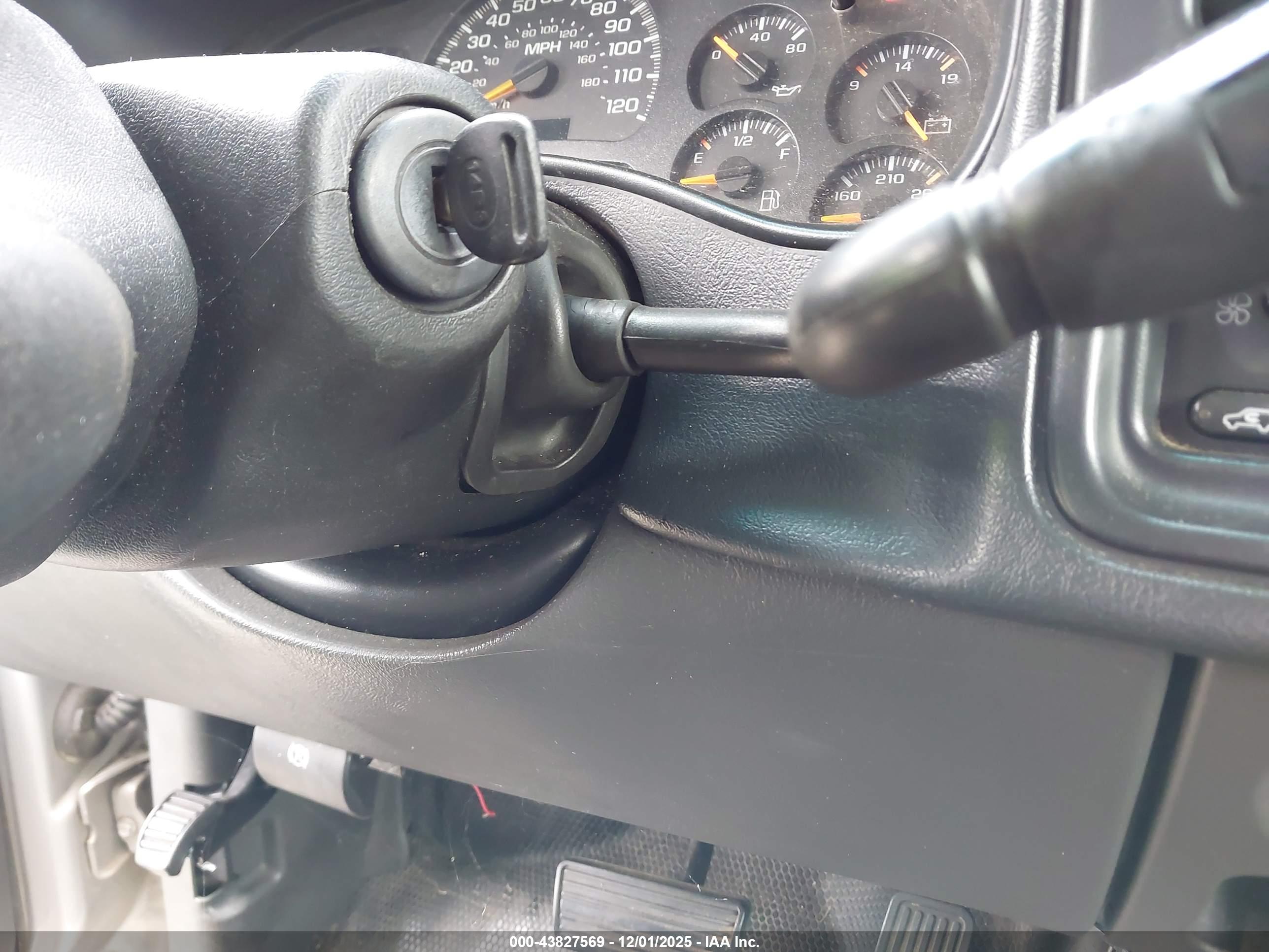 CHEVROLET SILVERADO image 11
