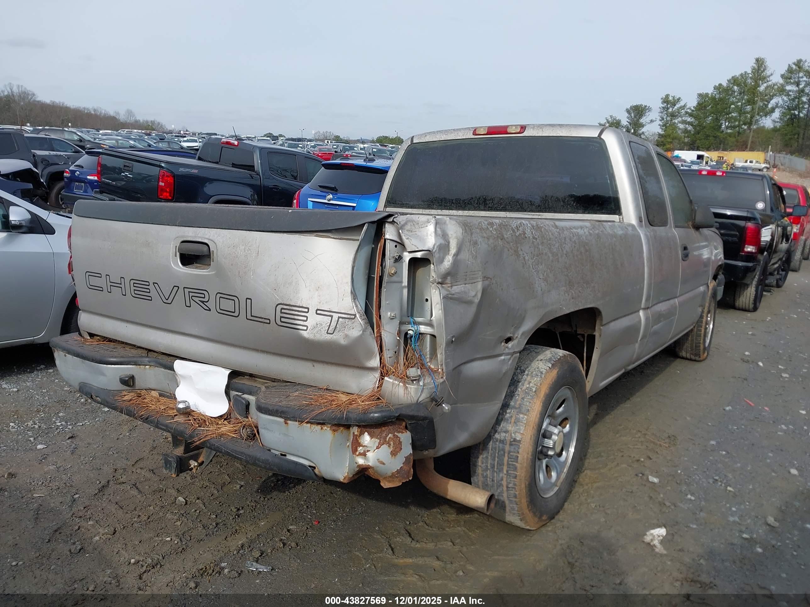 CHEVROLET SILVERADO image 4