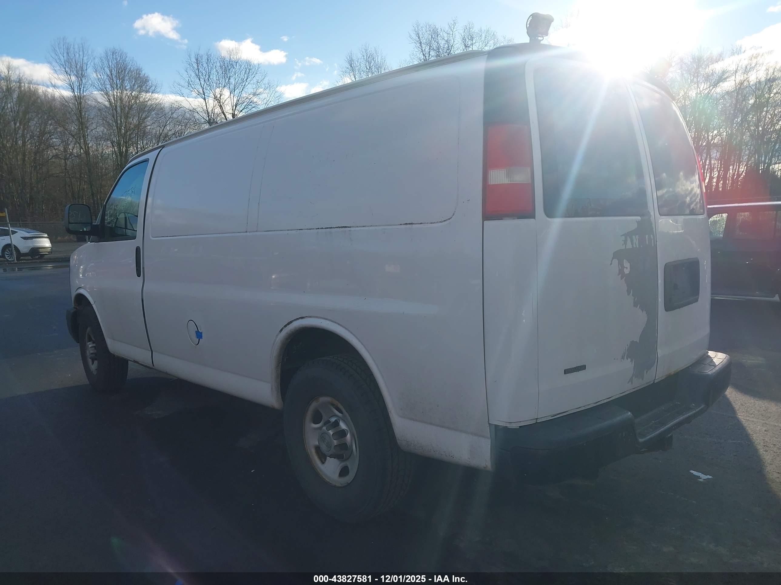 CHEVROLET EXPRESS image 3