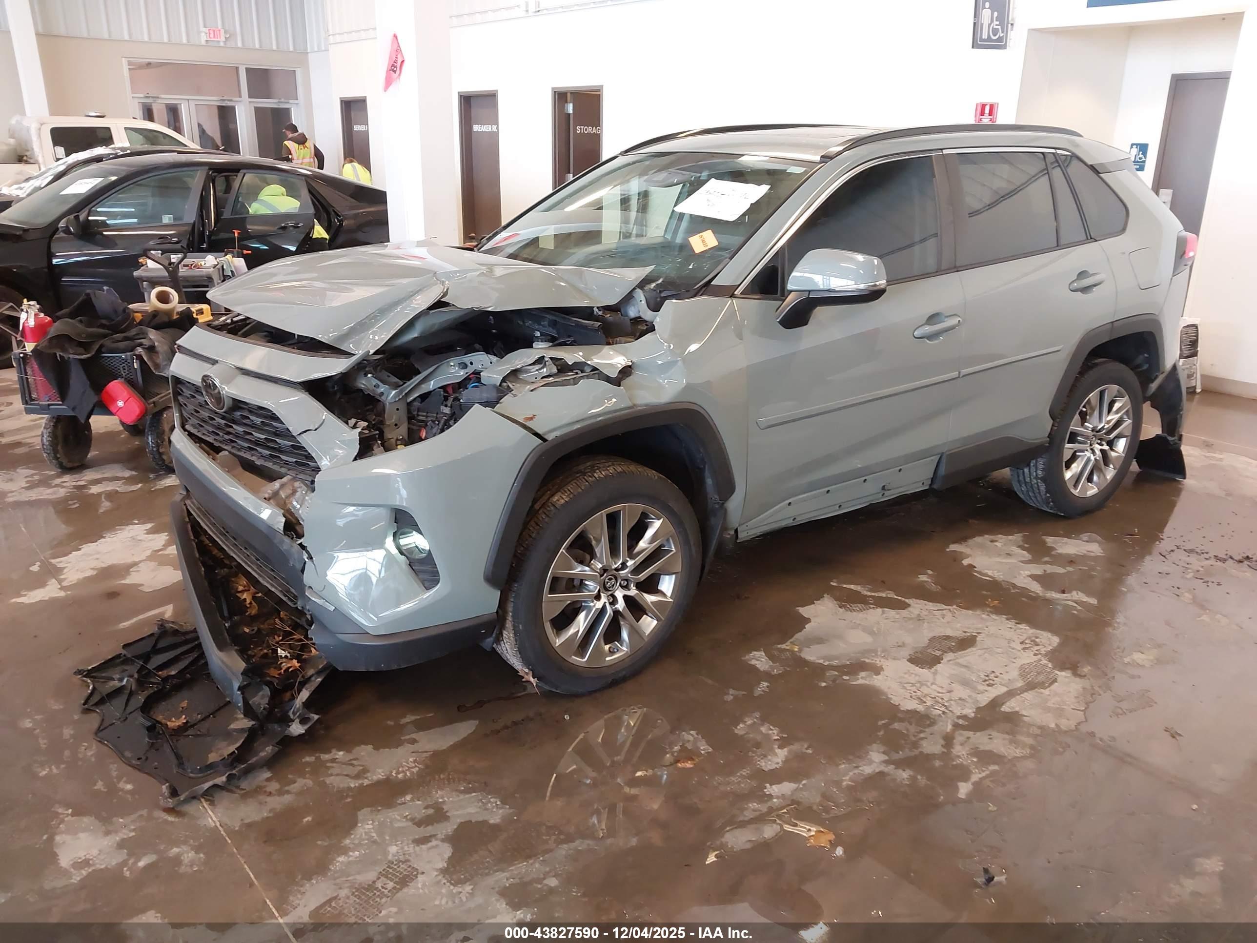TOYOTA RAV4 image 2