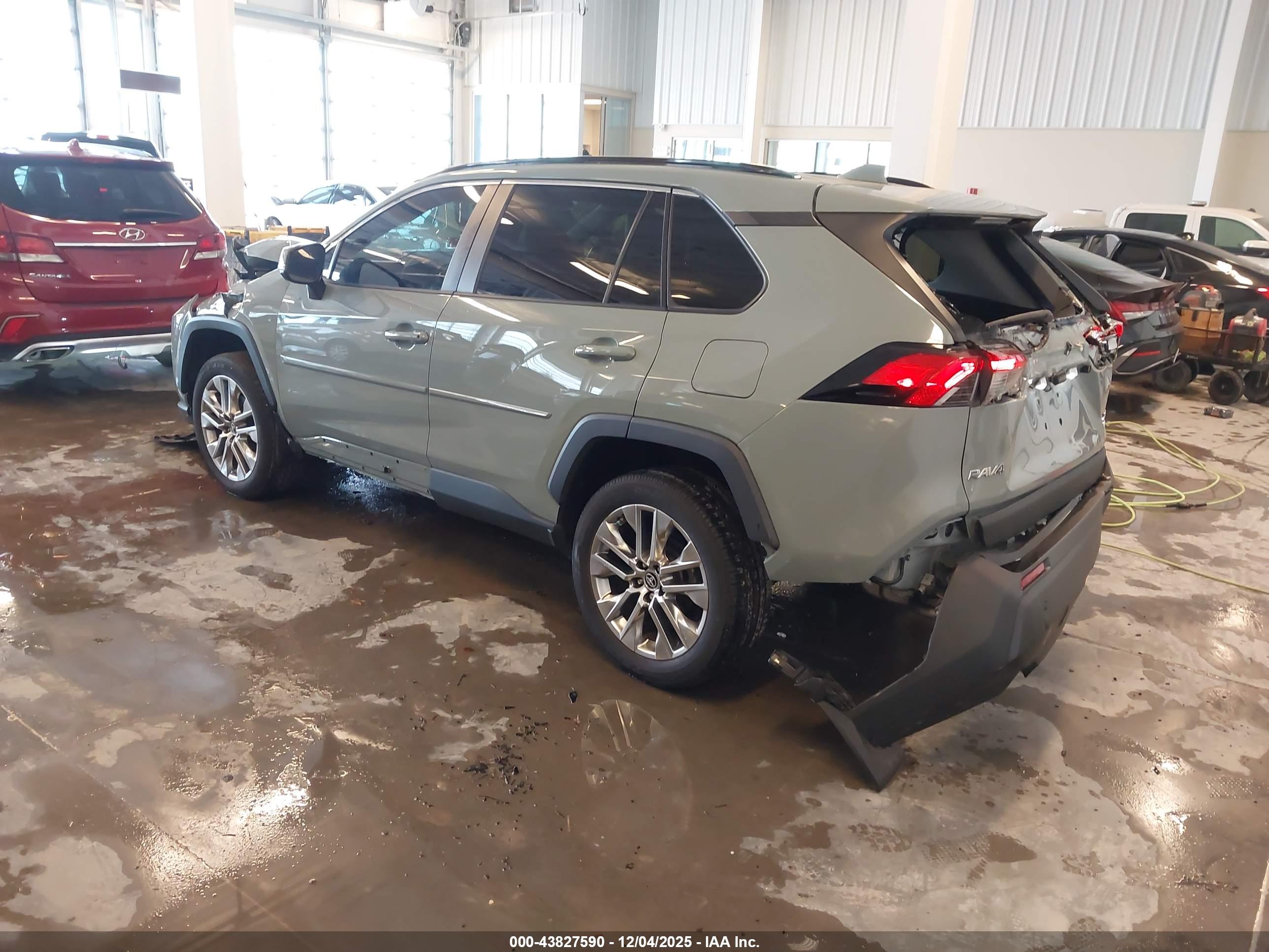 TOYOTA RAV4 image 3