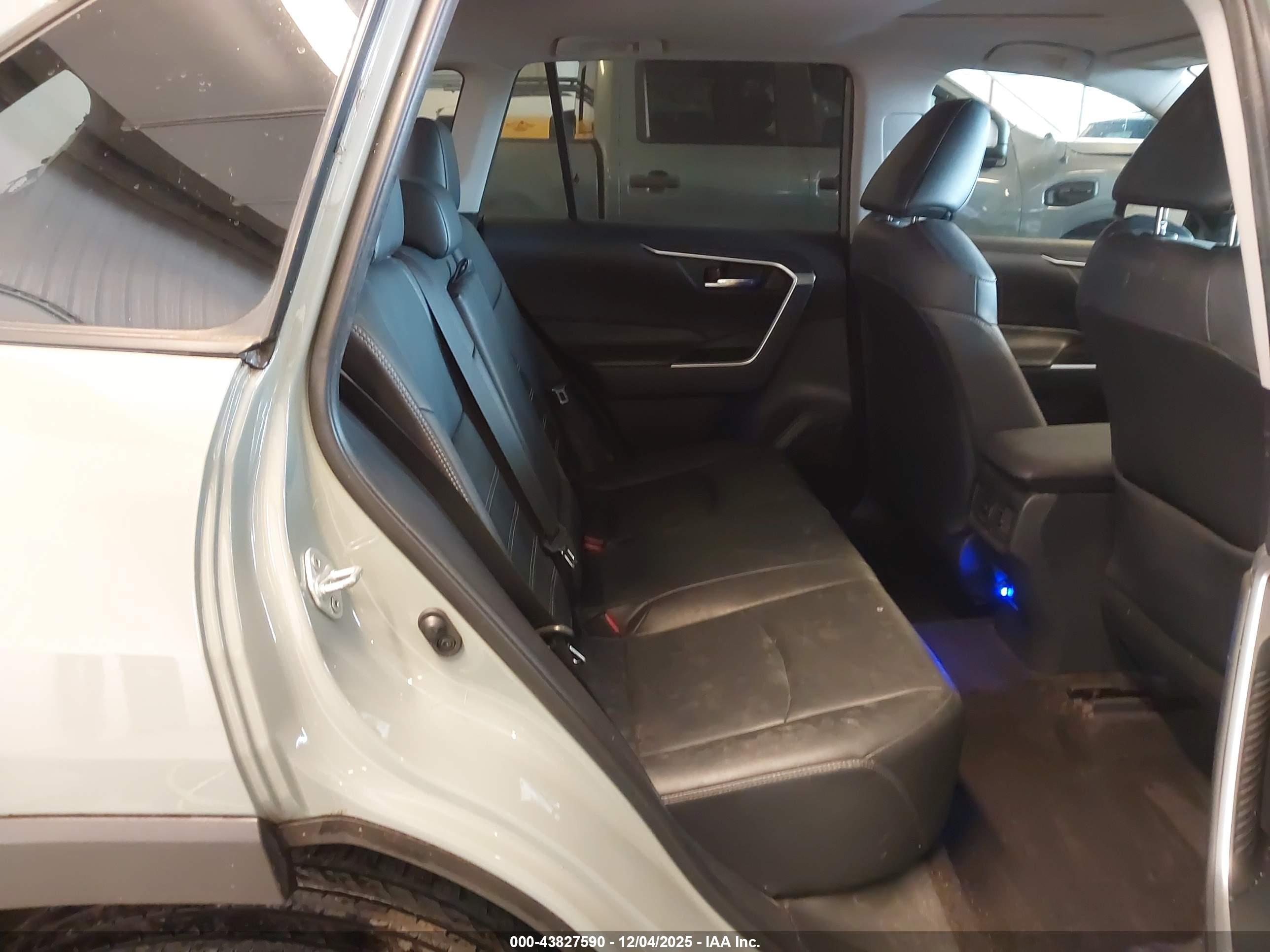 TOYOTA RAV4 image 8