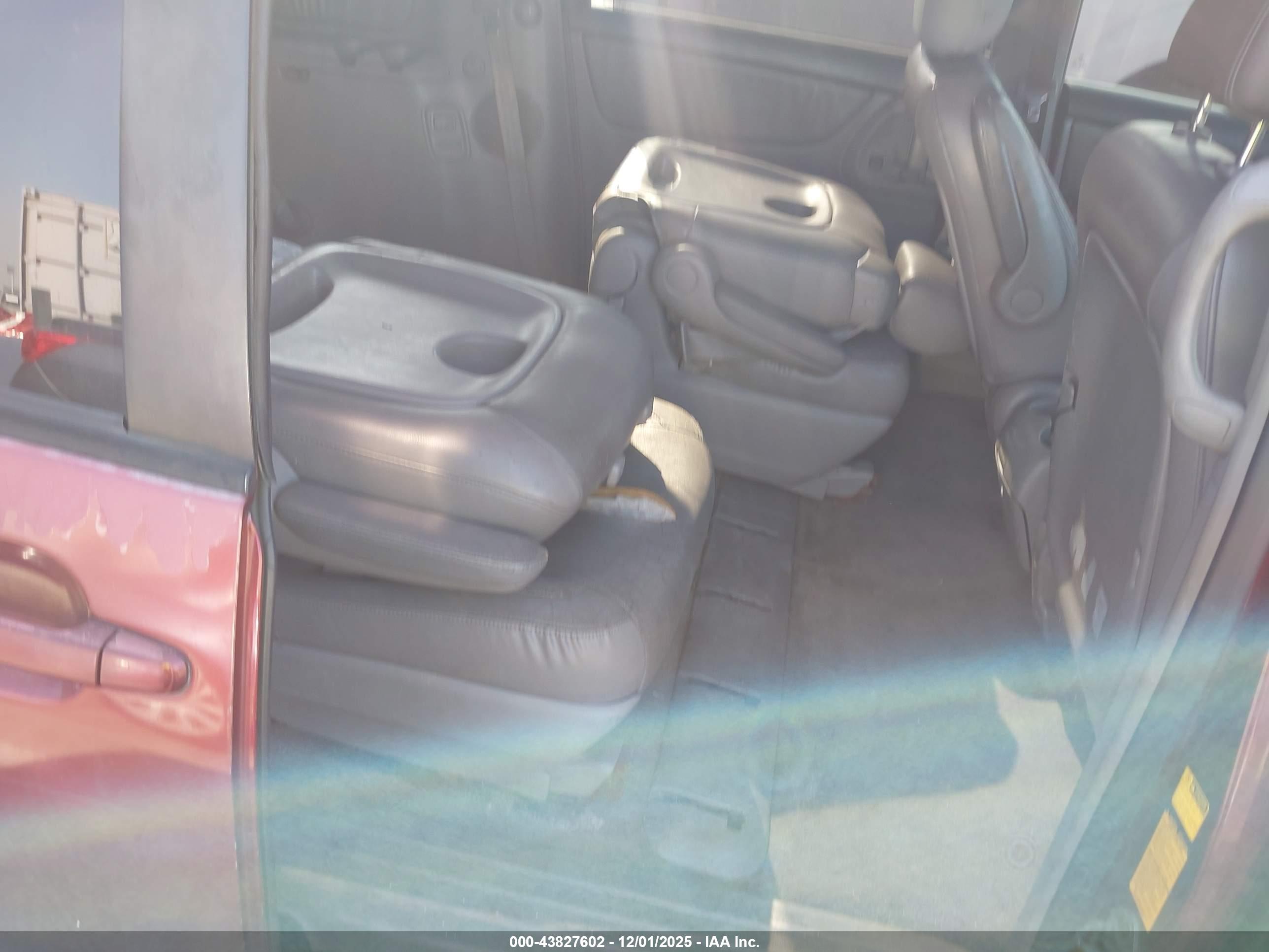 TOYOTA SIENNA image 8