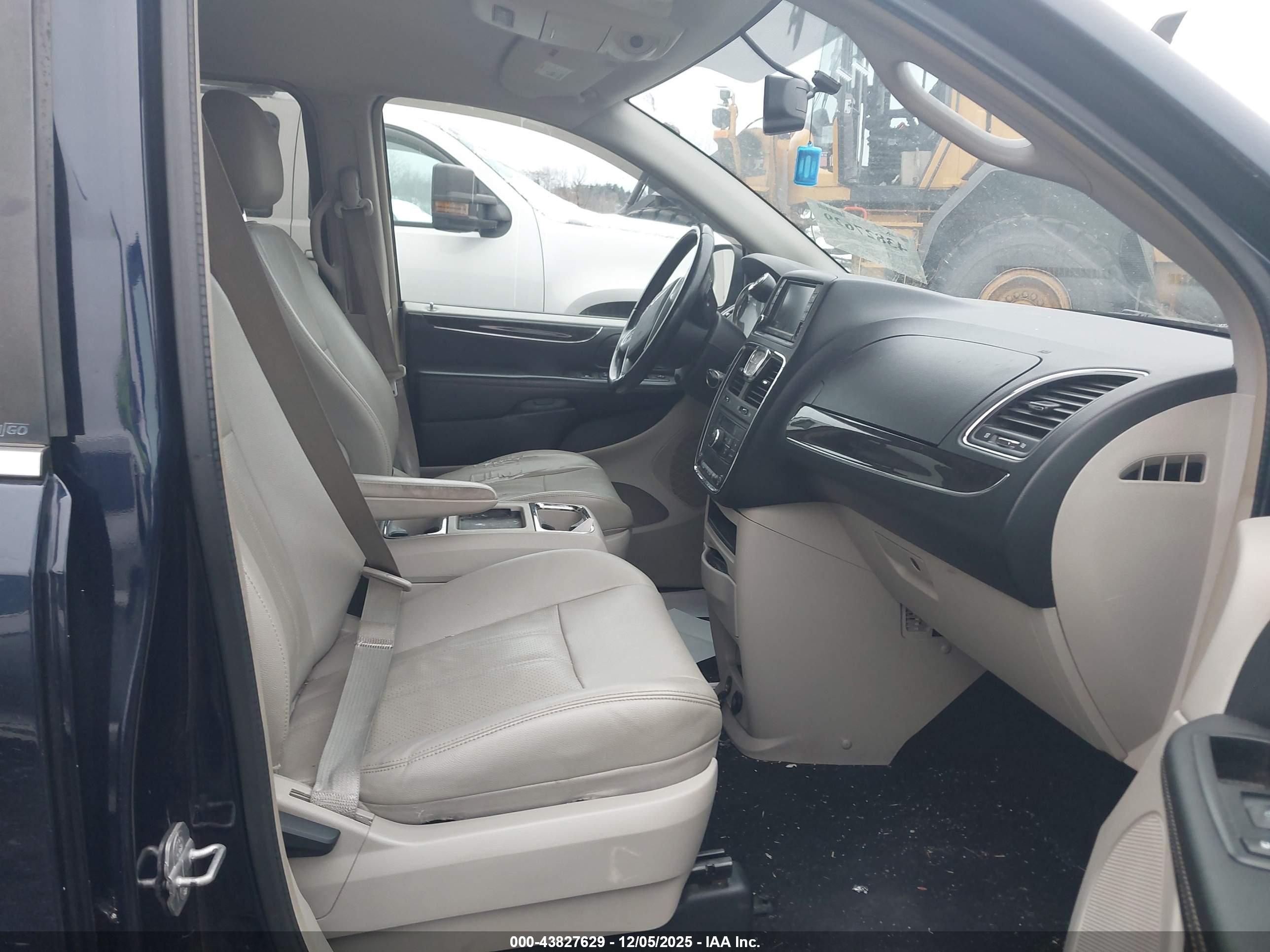 CHRYSLER TOWN image 5