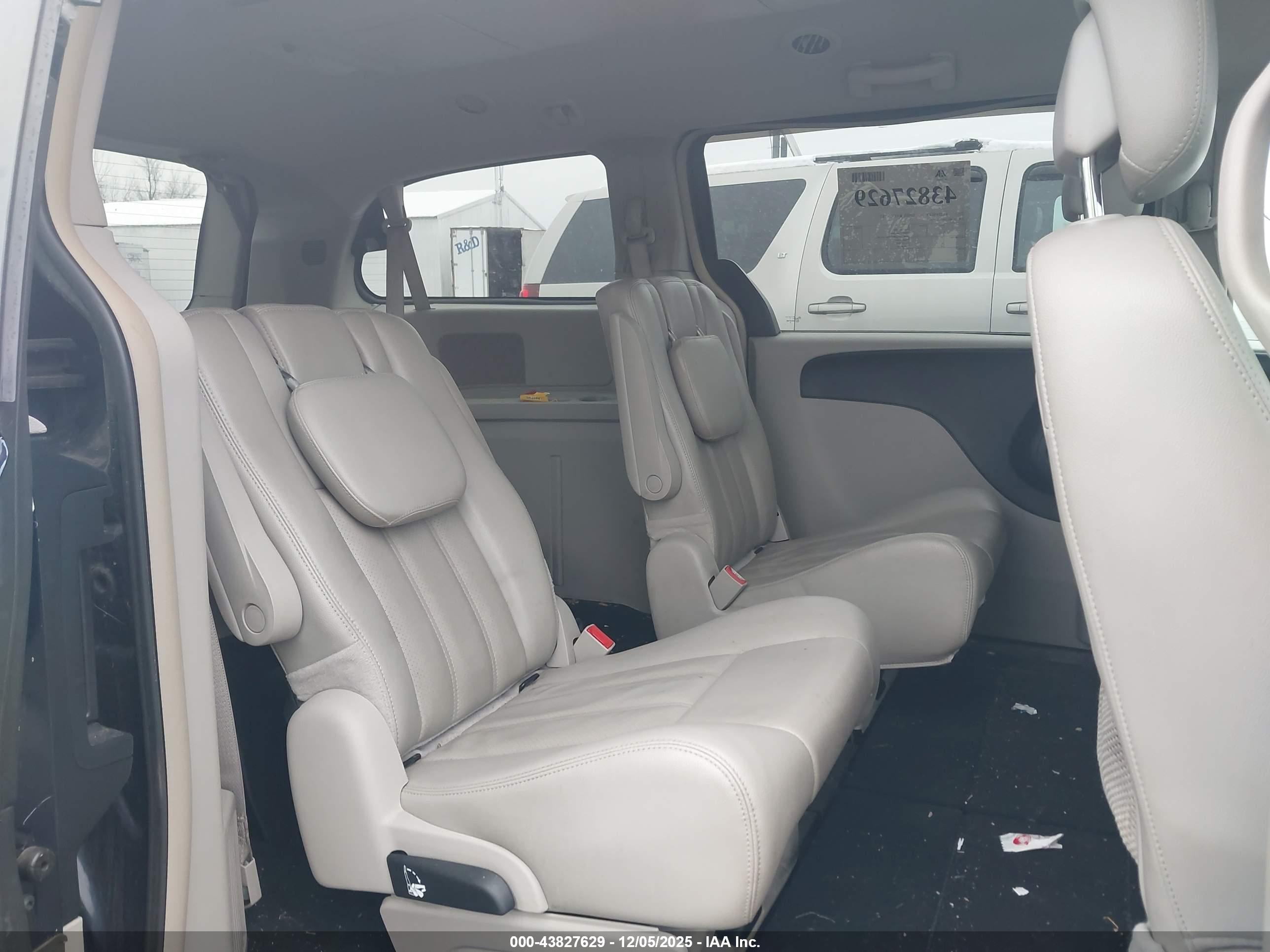 CHRYSLER TOWN image 8