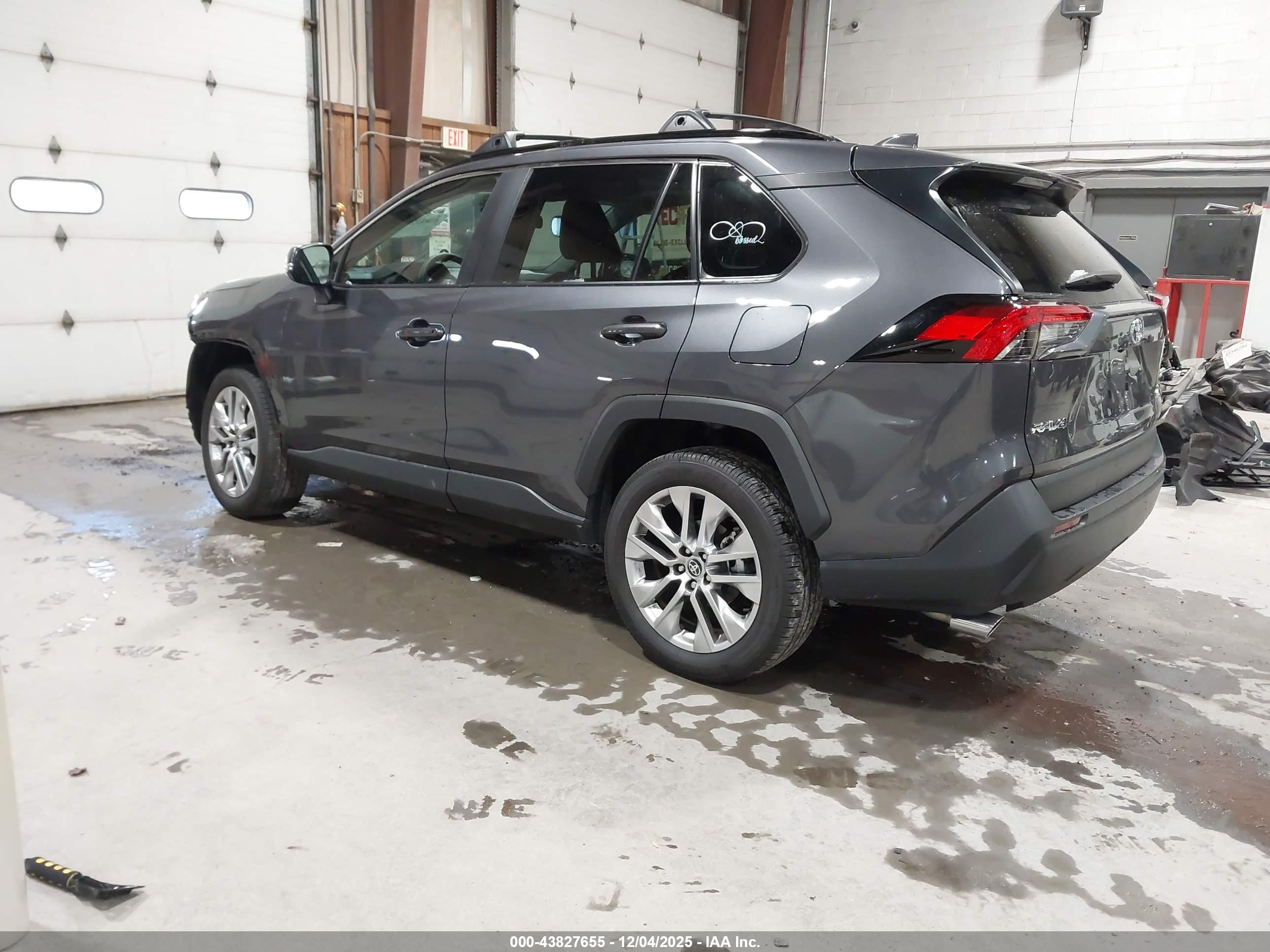 TOYOTA RAV4 image 3