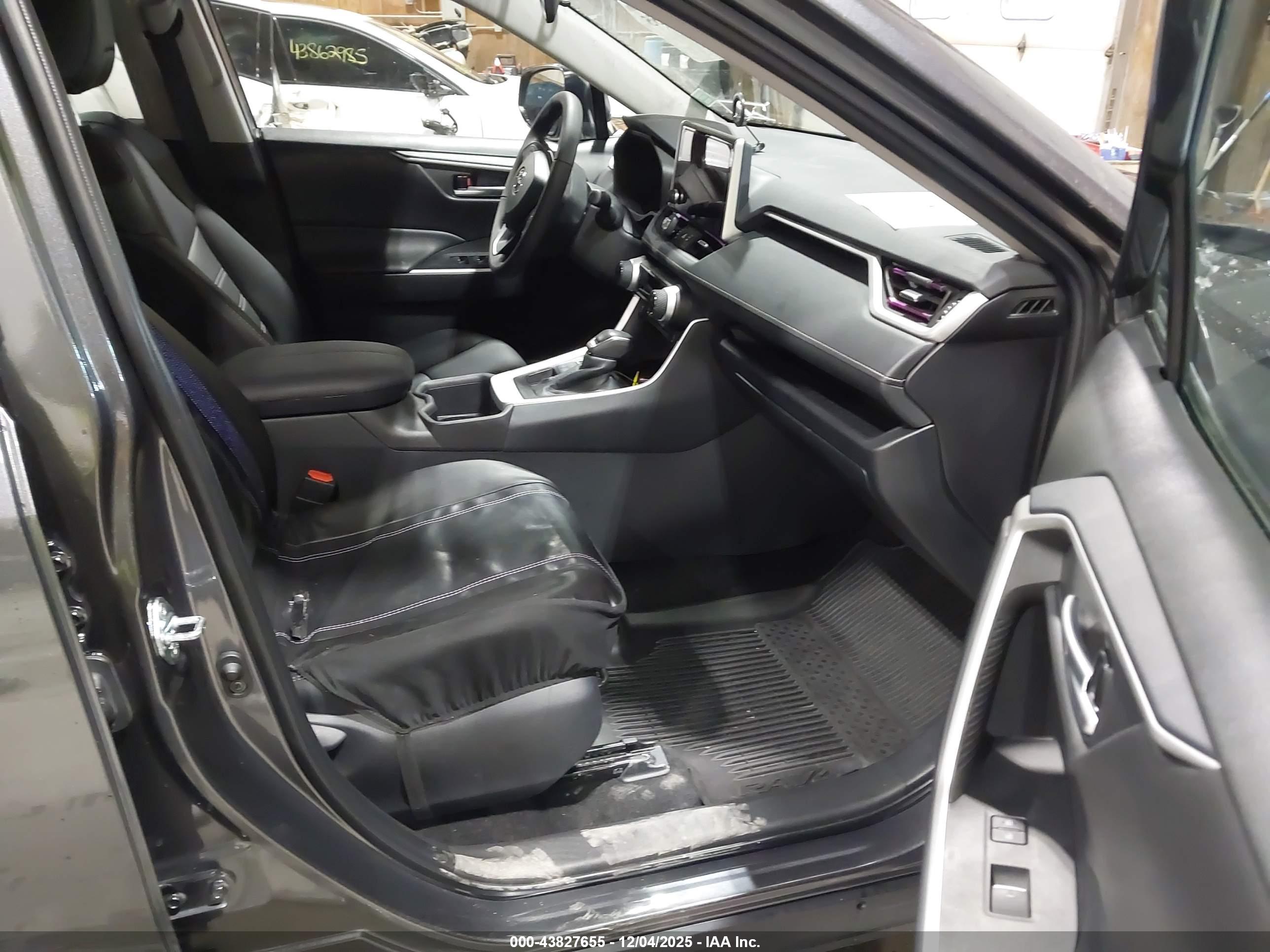 TOYOTA RAV4 image 5
