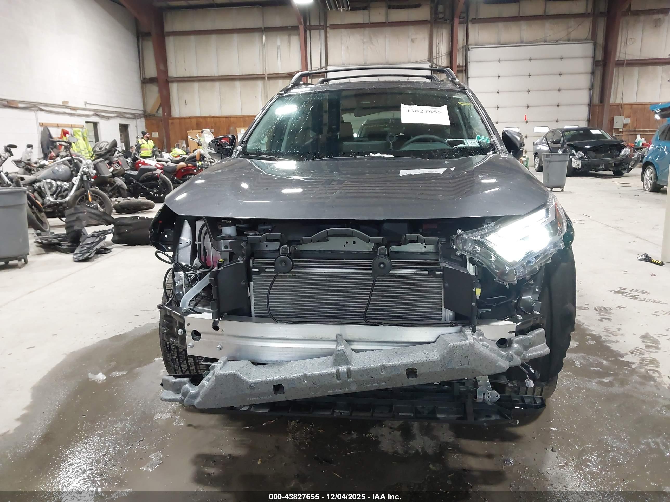 TOYOTA RAV4 image 6