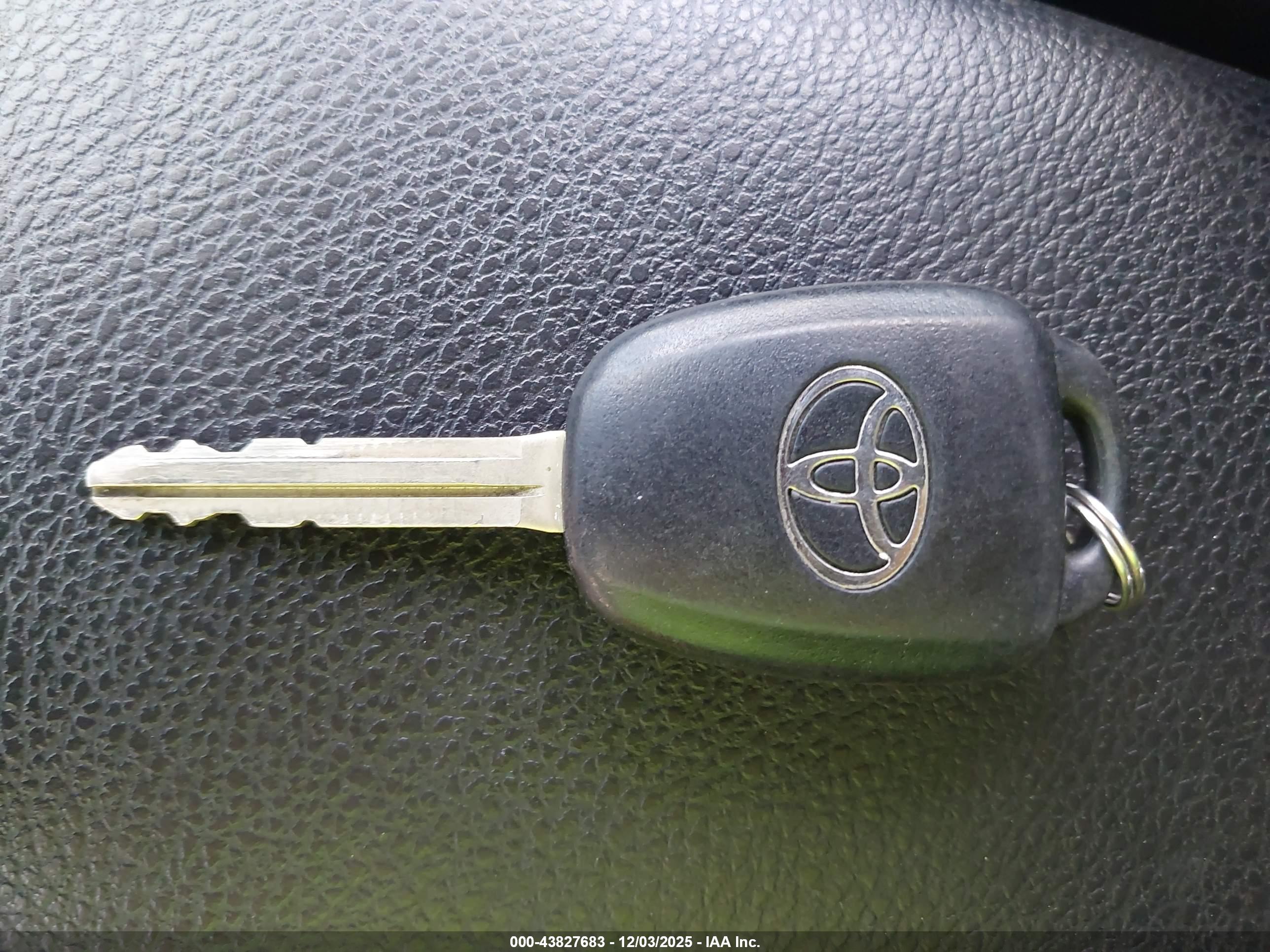 TOYOTA RAV4 image 11