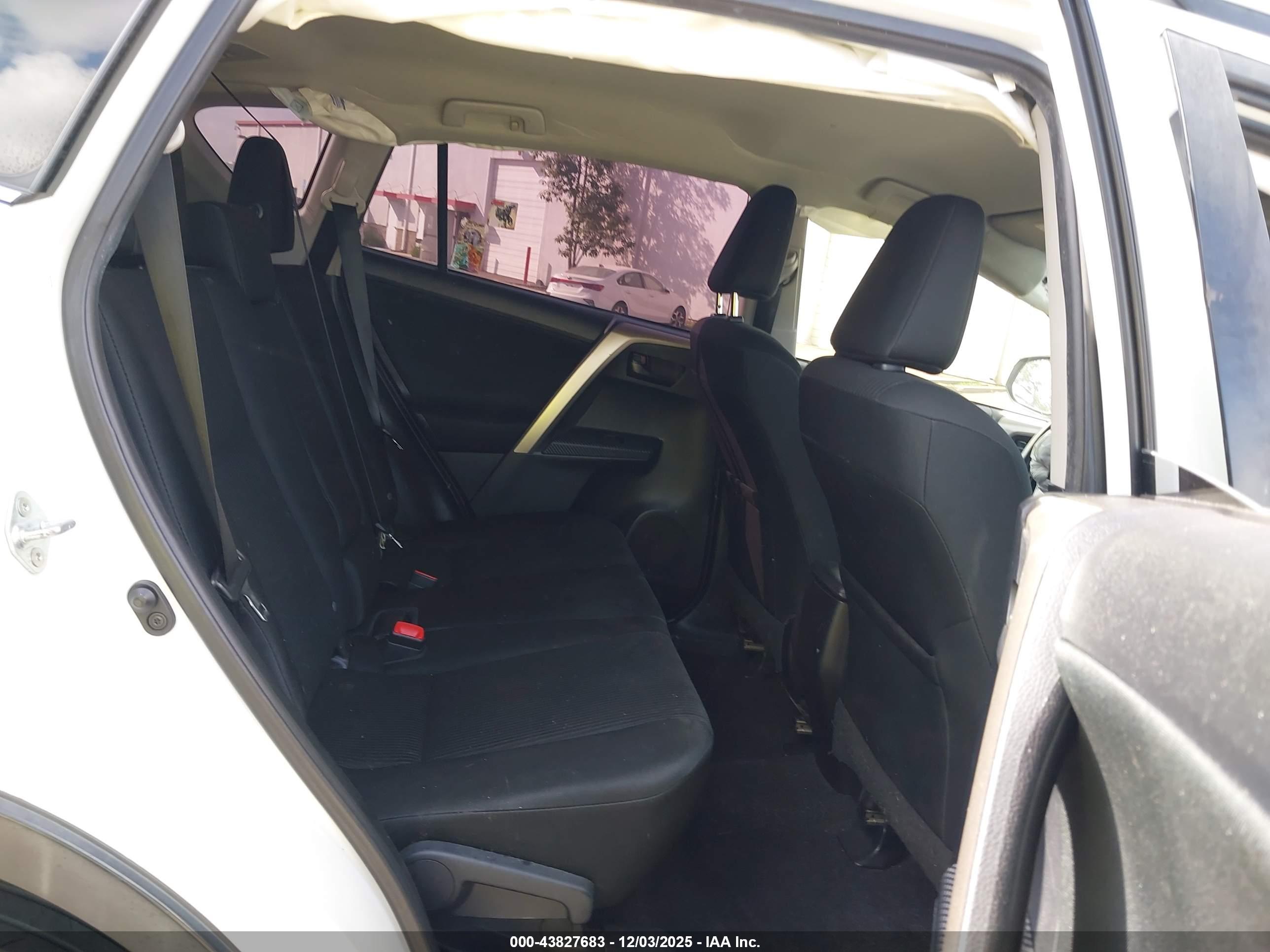 TOYOTA RAV4 image 8