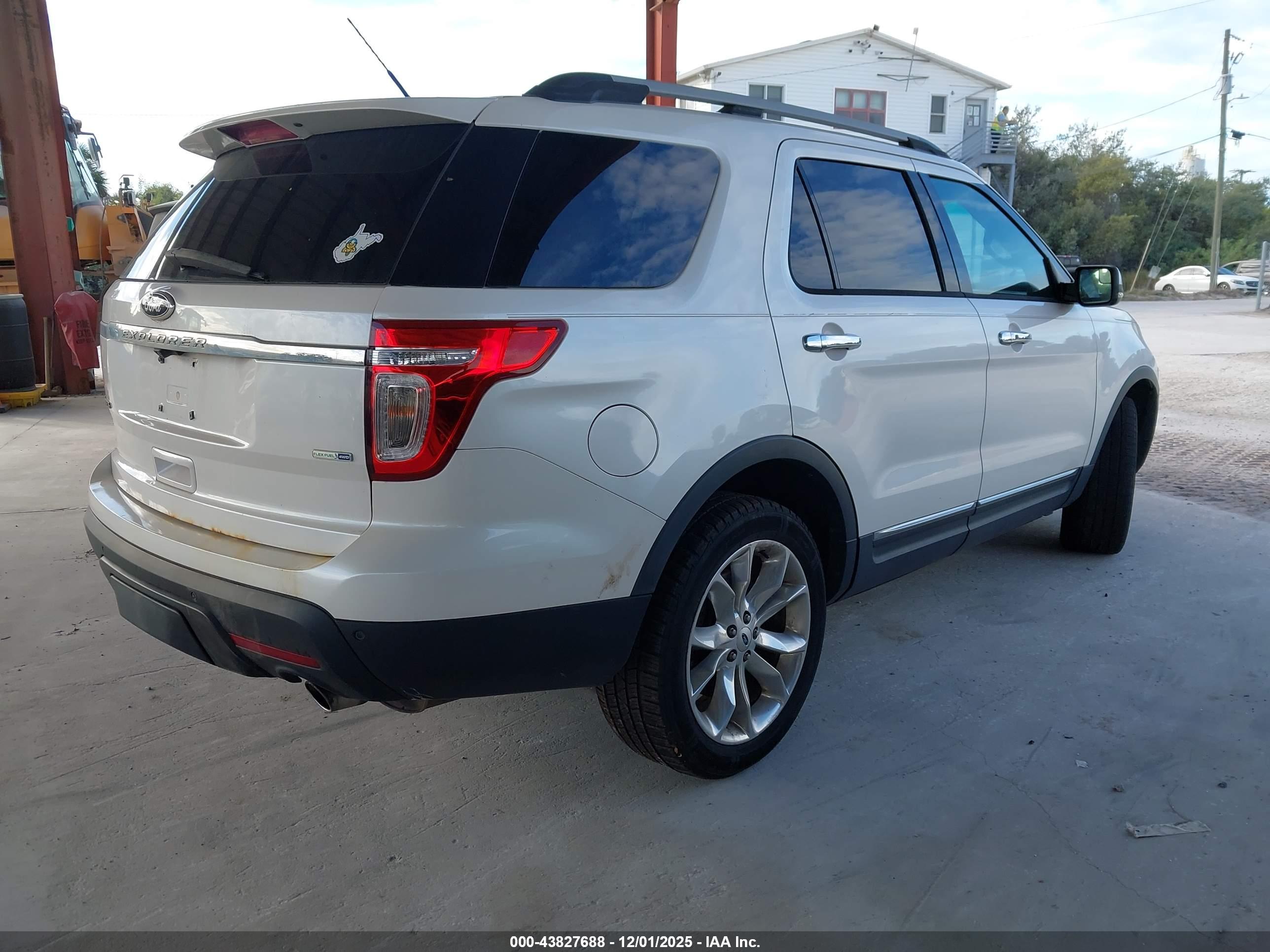 FORD EXPLORER image 4