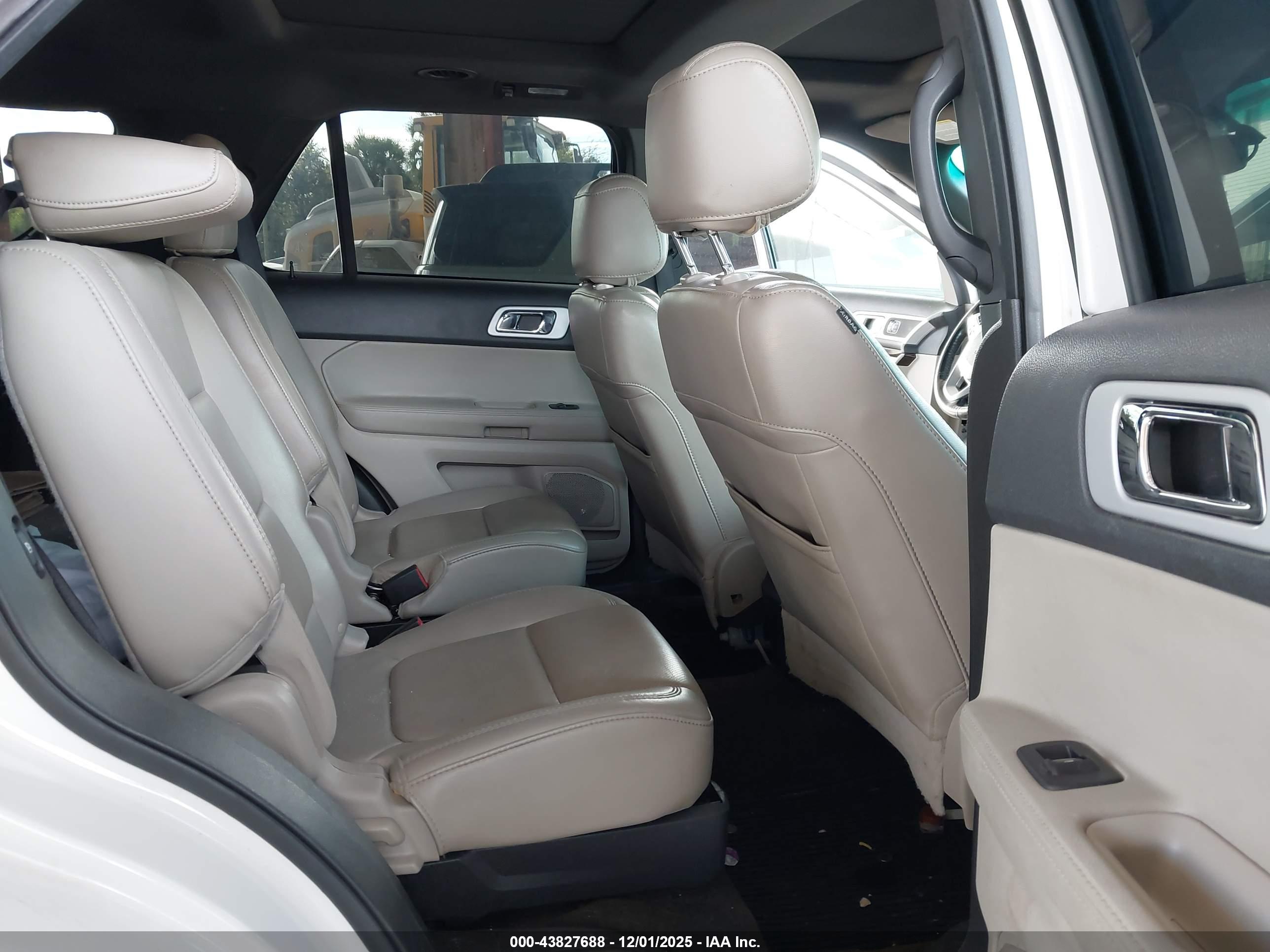 FORD EXPLORER image 8
