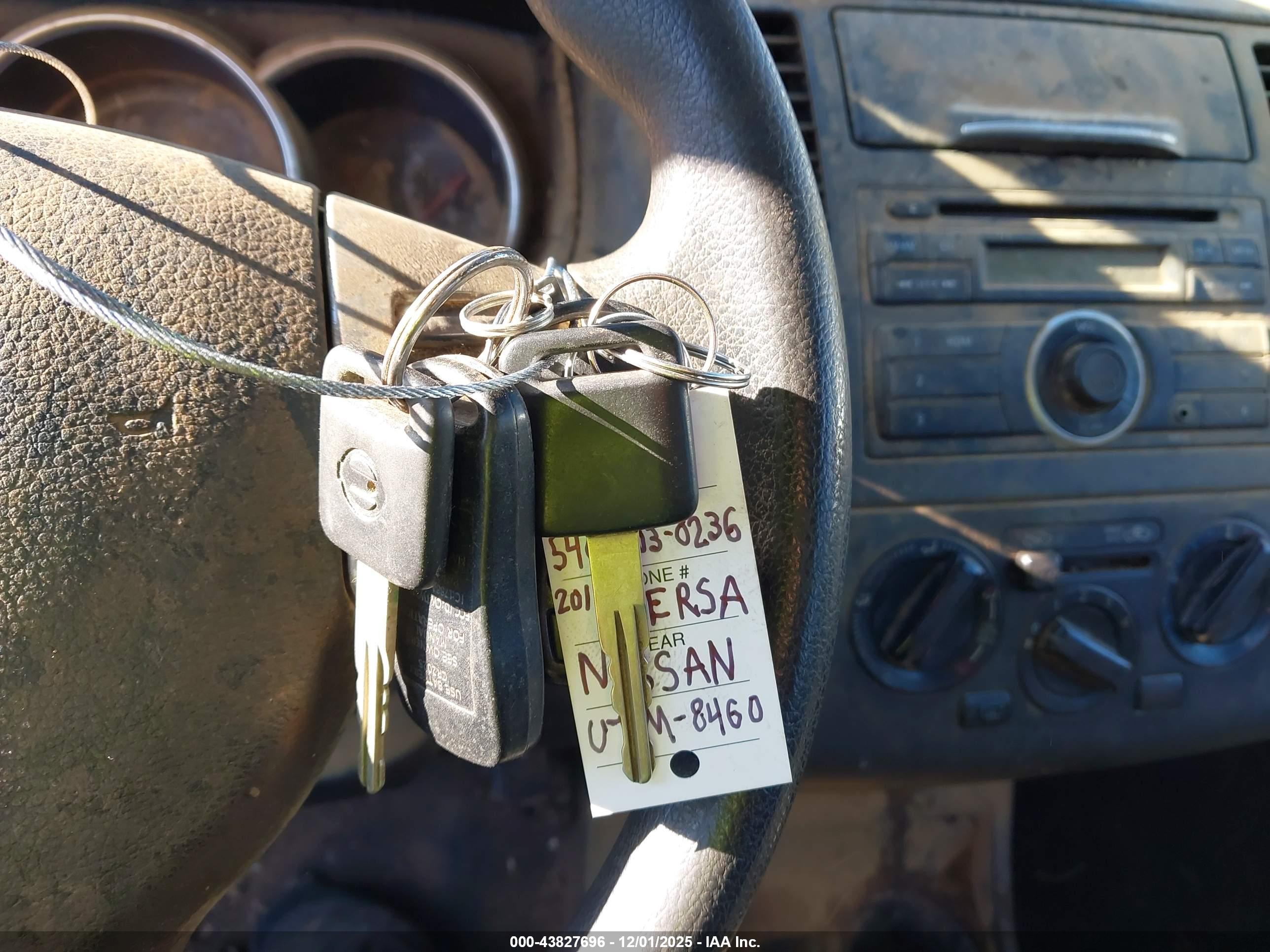 NISSAN VERSA image 11
