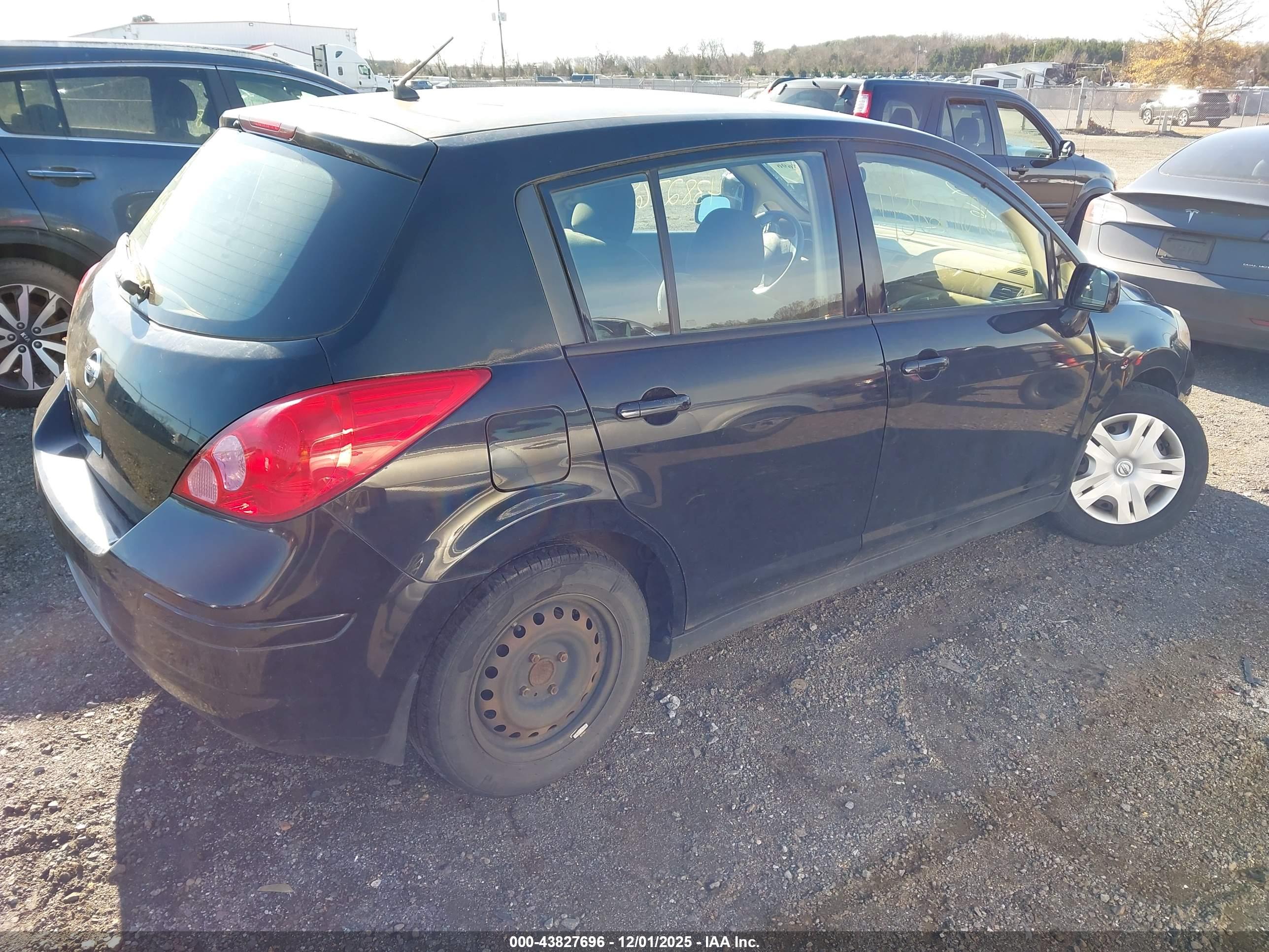 NISSAN VERSA image 4