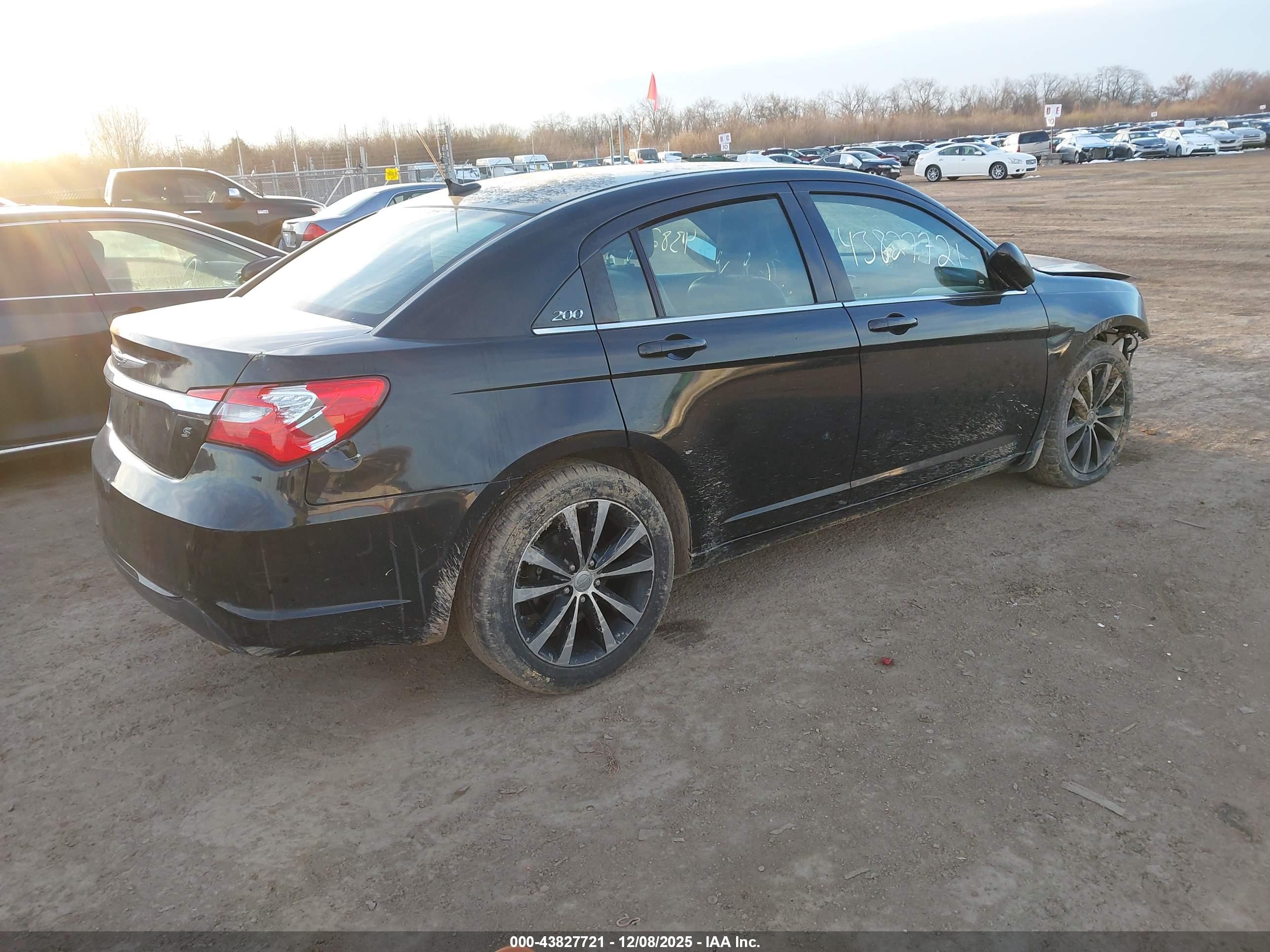 CHRYSLER 200 image 4