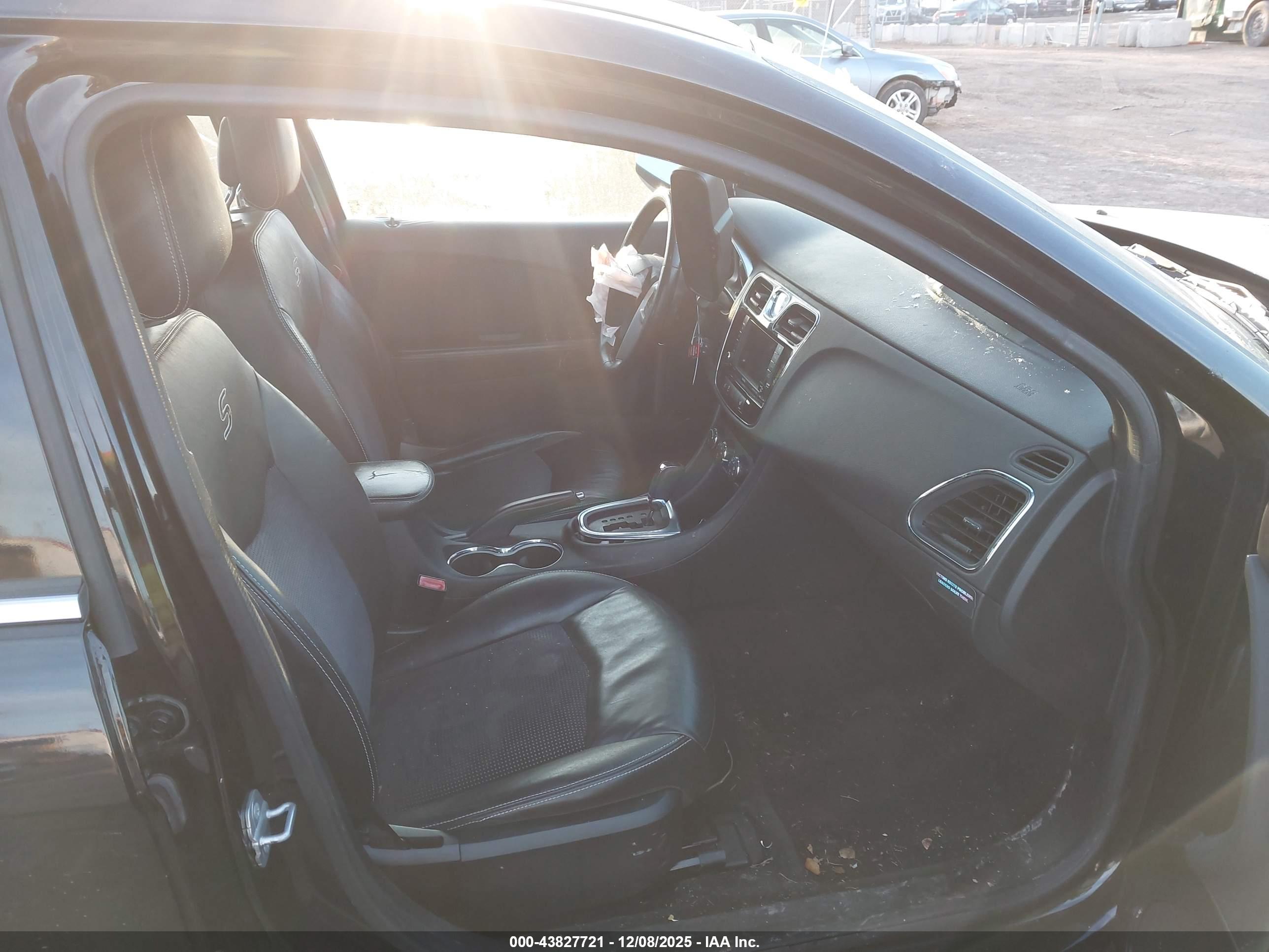 CHRYSLER 200 image 5