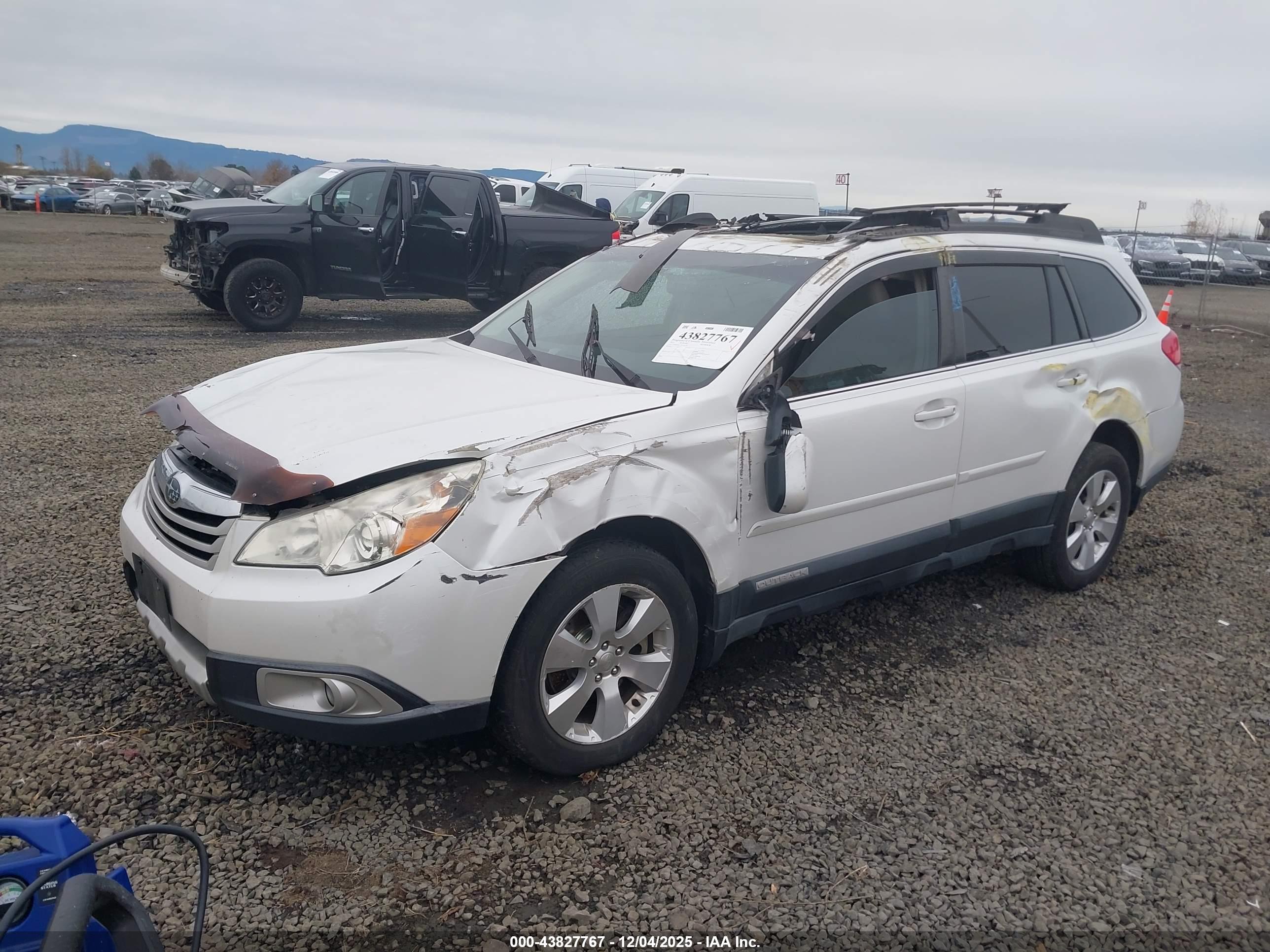 SUBARU OUTBACK image 2
