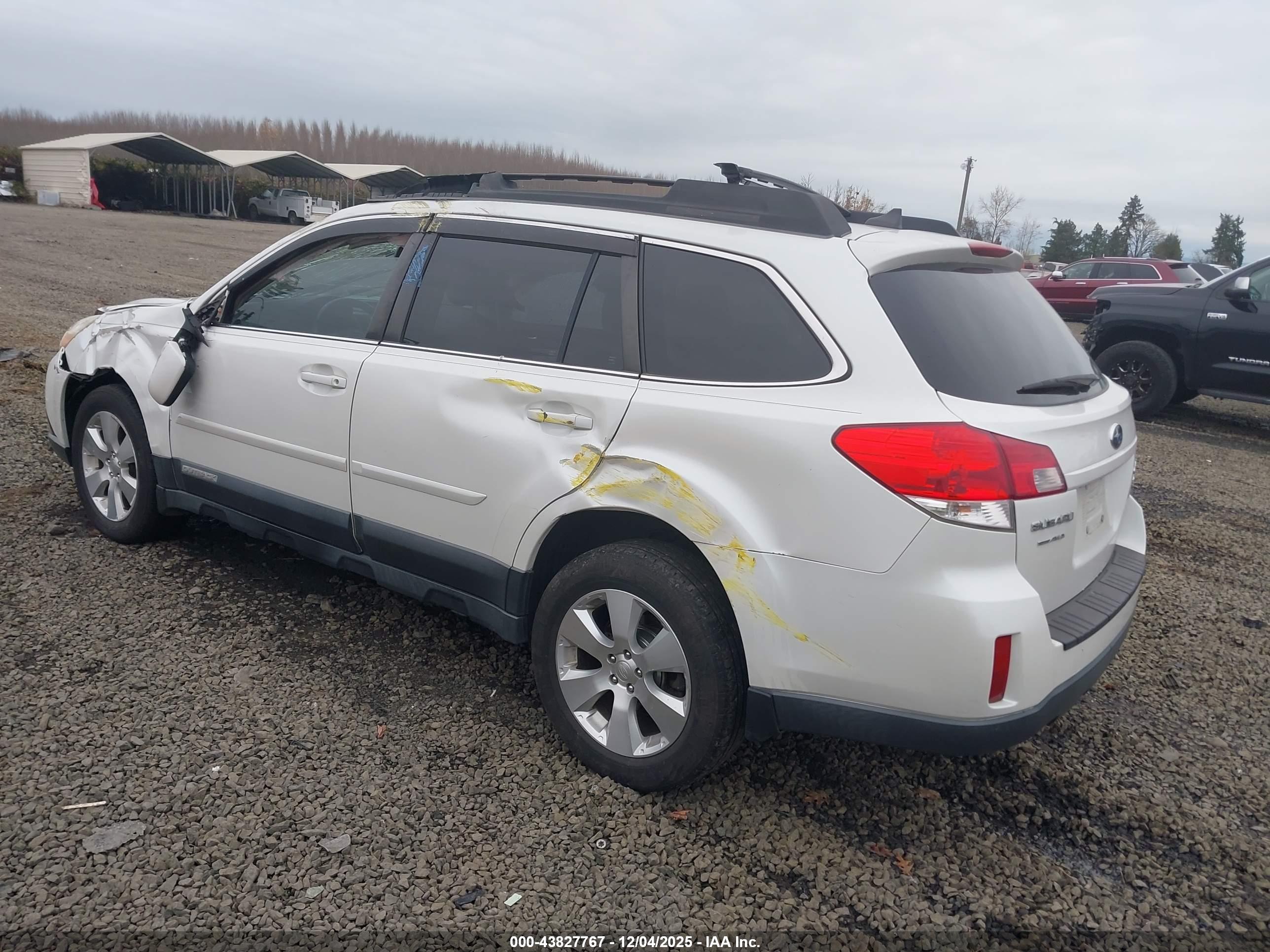 SUBARU OUTBACK image 3