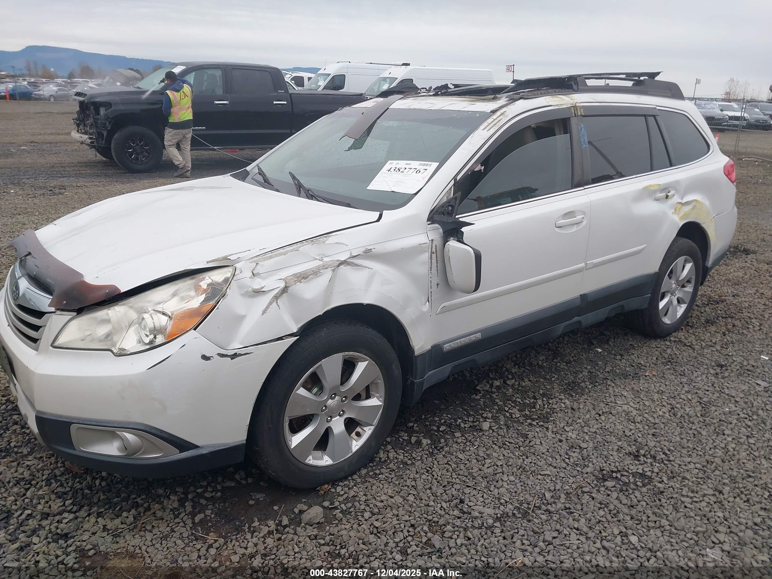 SUBARU OUTBACK image 6