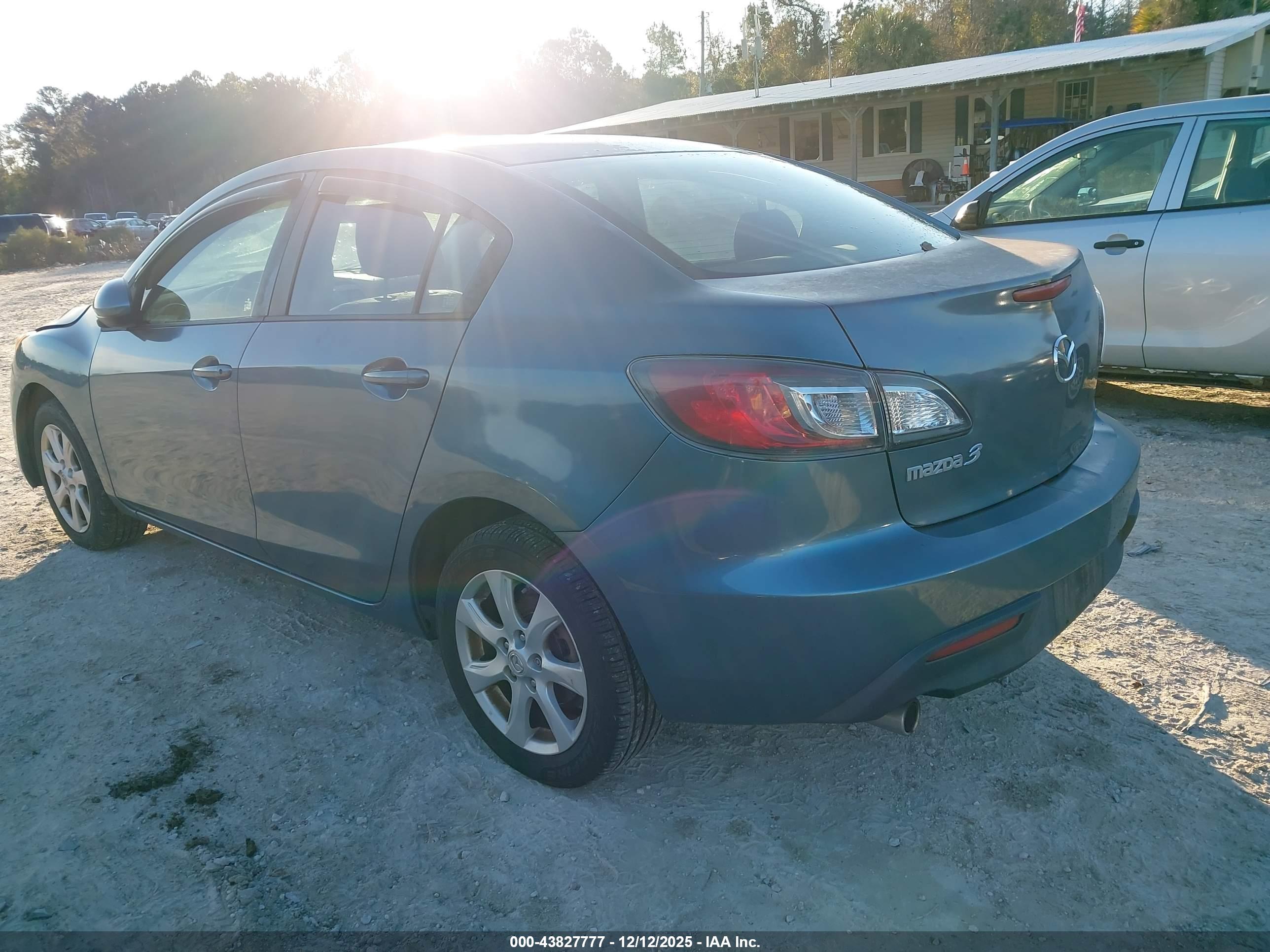 MAZDA MAZDA3 image 3