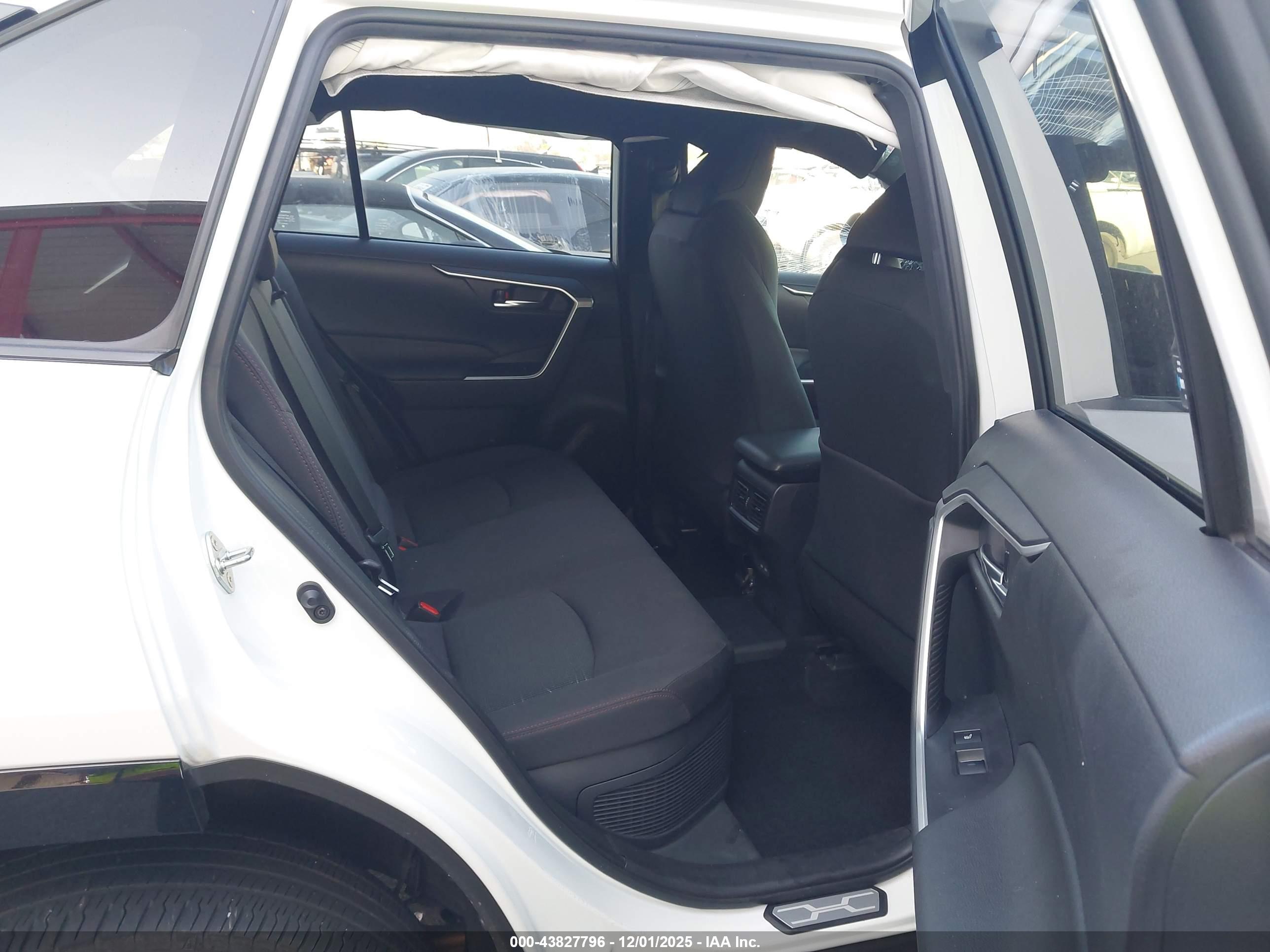 TOYOTA RAV4 image 8