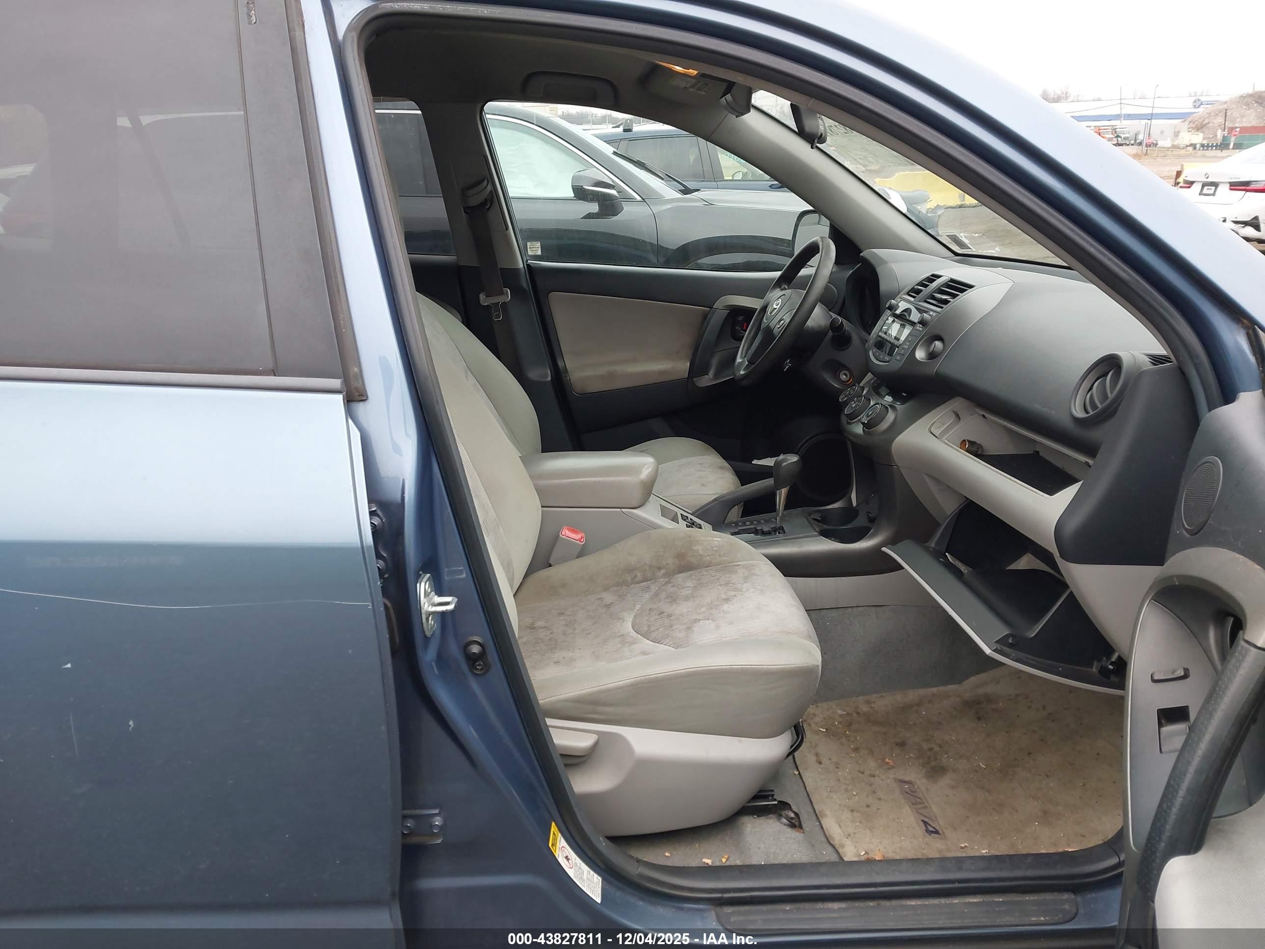 TOYOTA RAV4 image 5