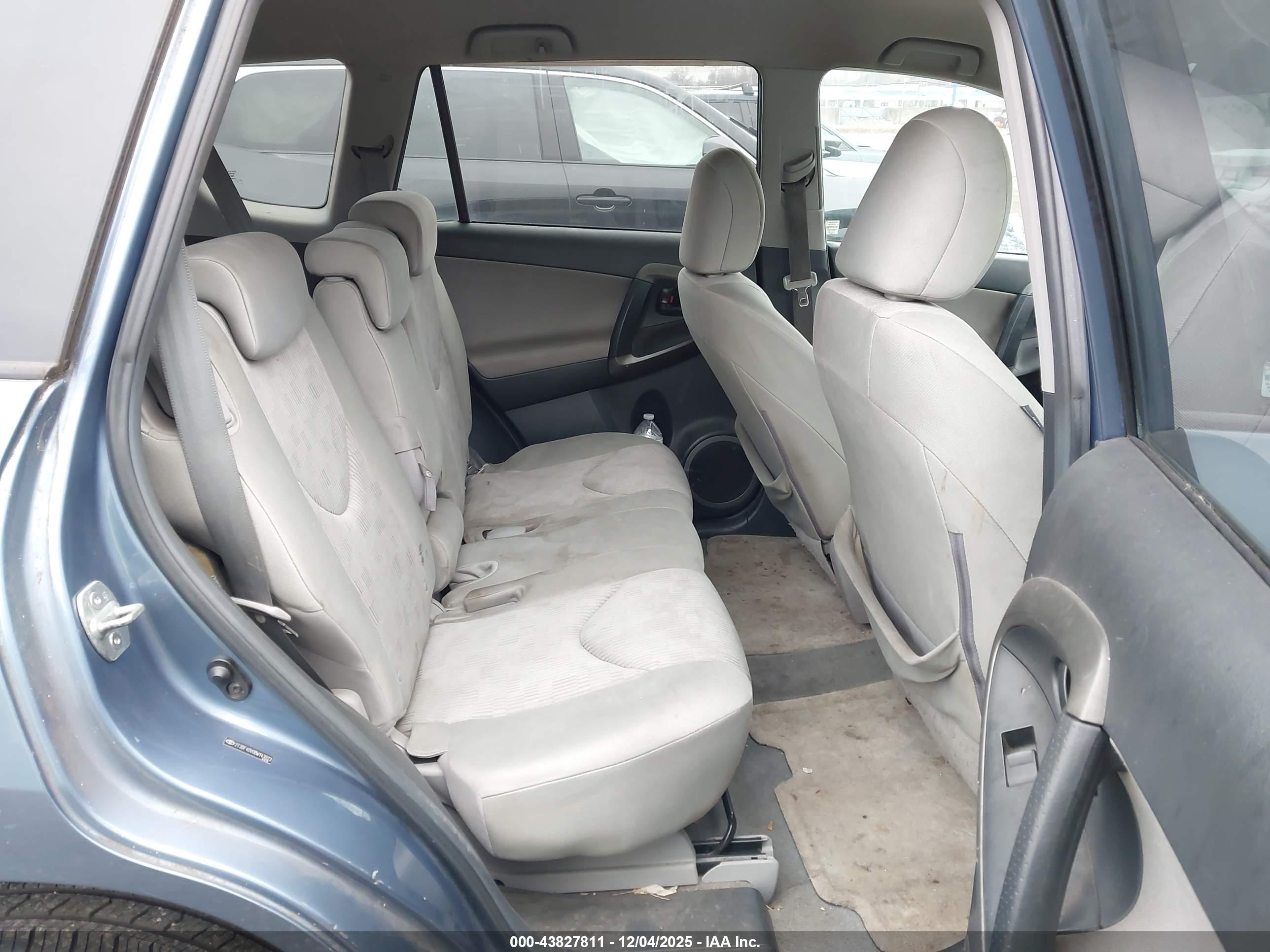 TOYOTA RAV4 image 8