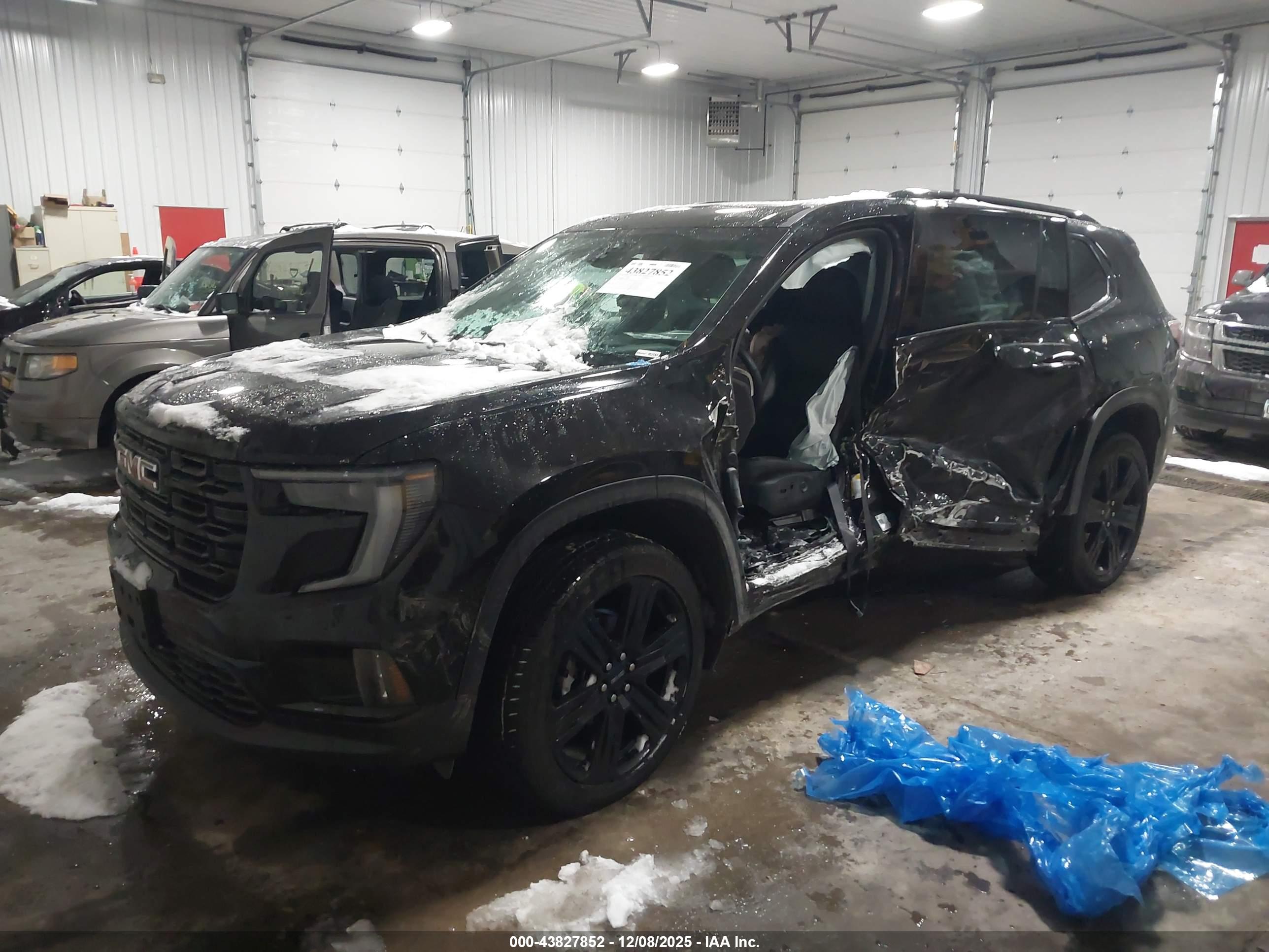 GMC ACADIA image 2
