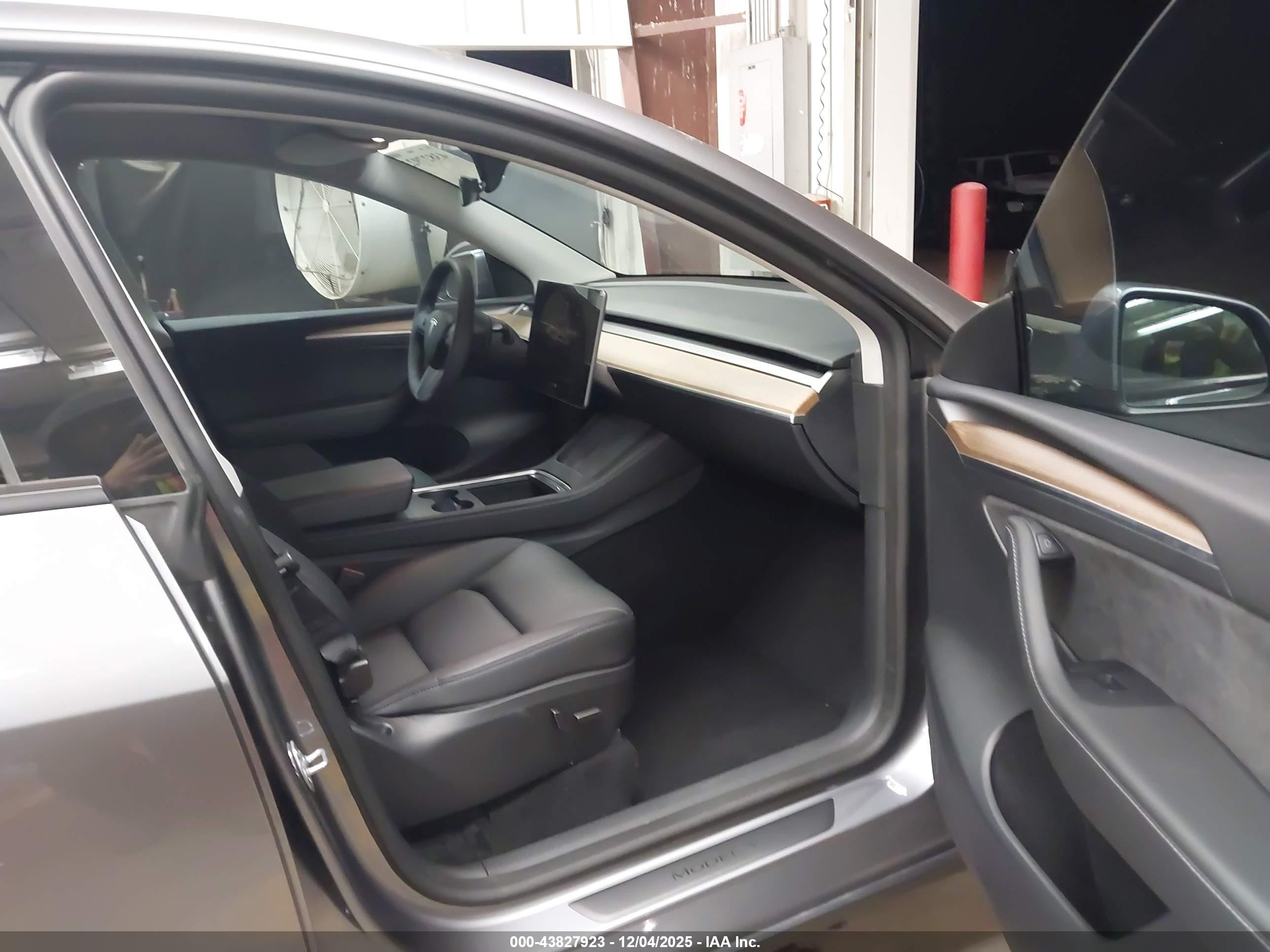 TESLA MODEL image 5