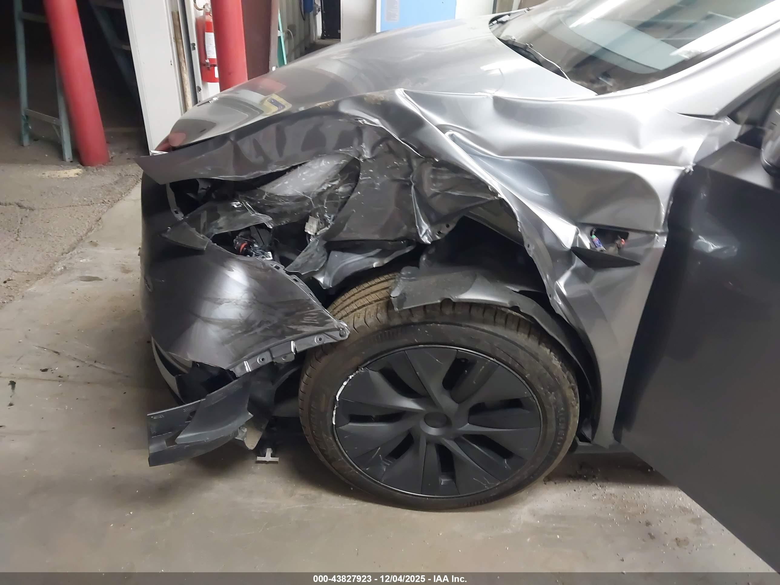 TESLA MODEL image 6