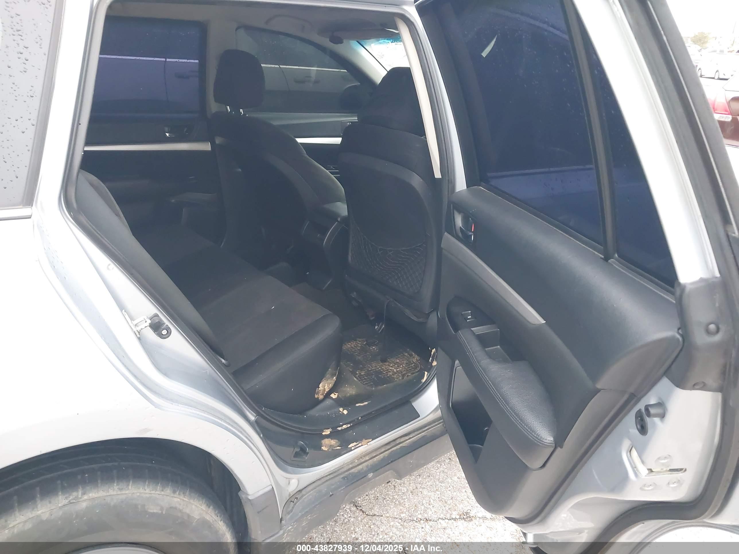 SUBARU OUTBACK image 8