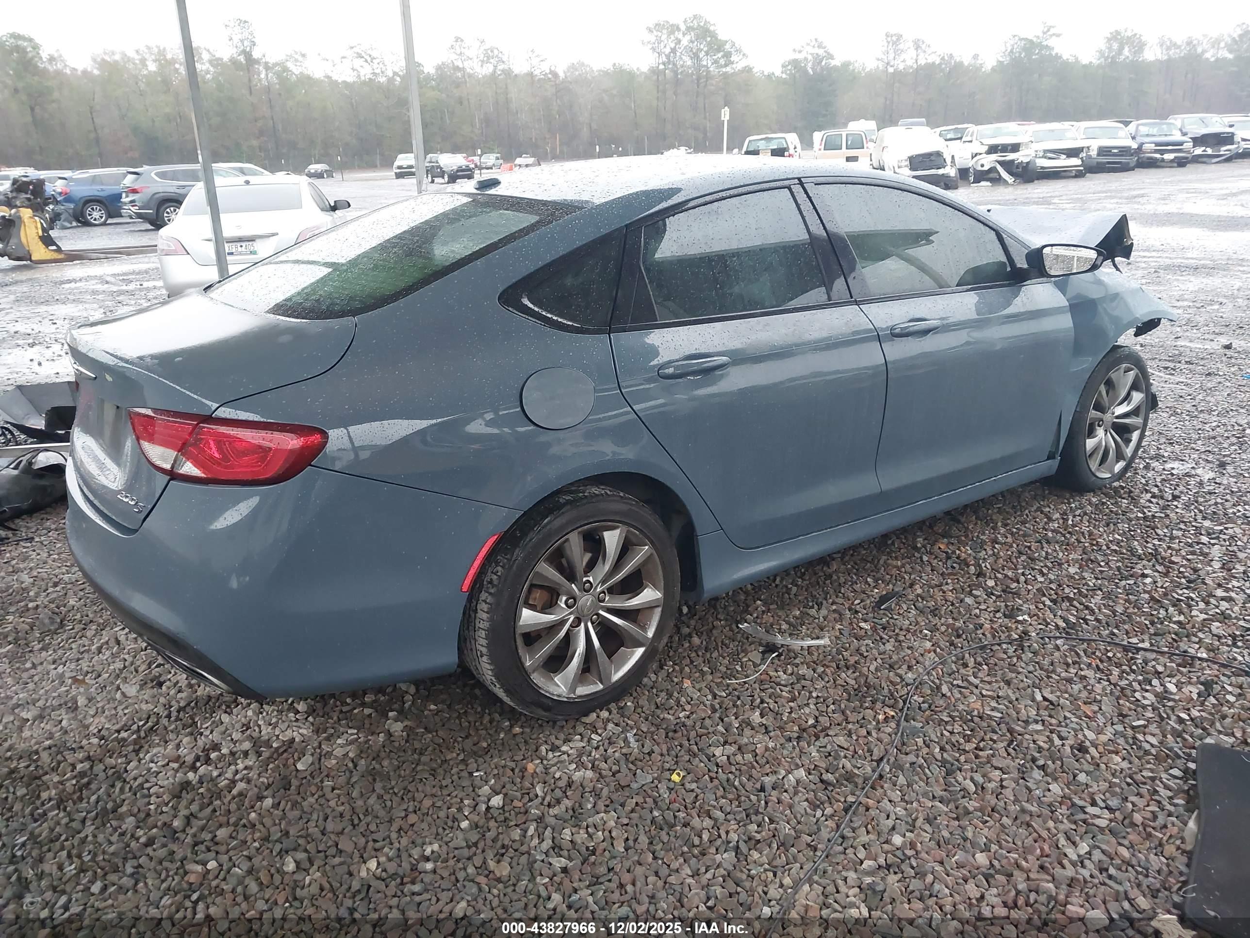 CHRYSLER 200 image 4