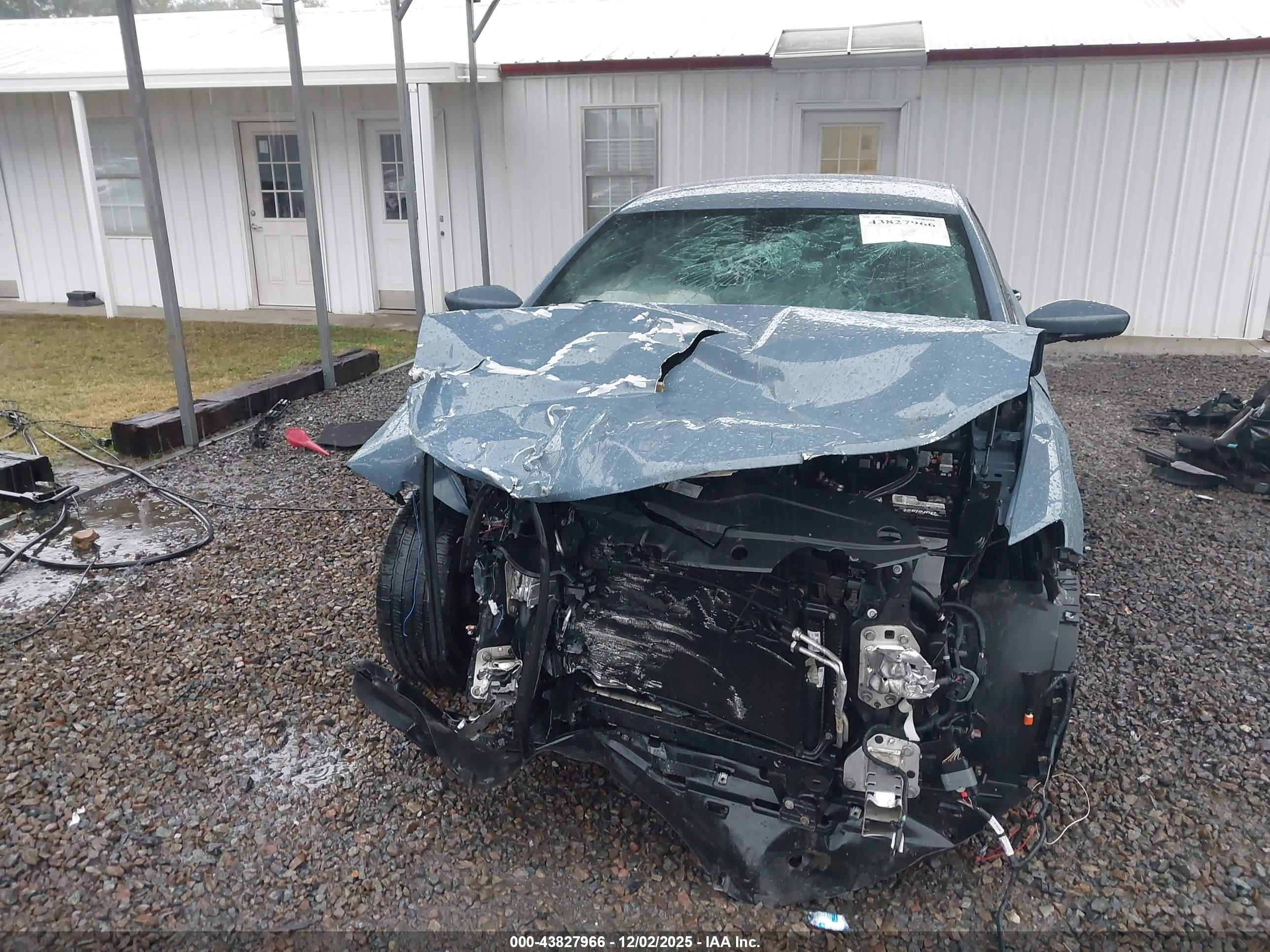 CHRYSLER 200 image 6
