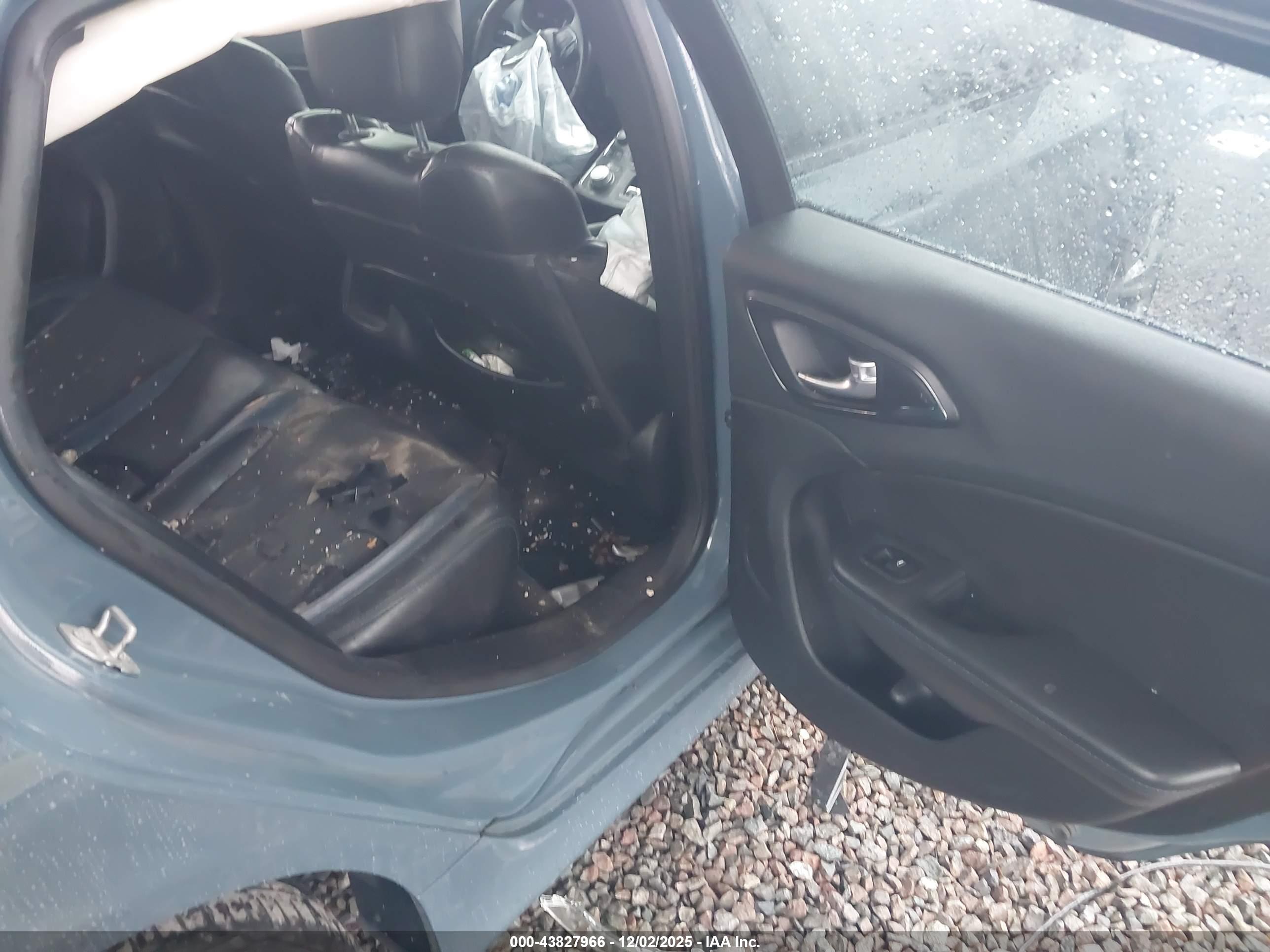 CHRYSLER 200 image 8