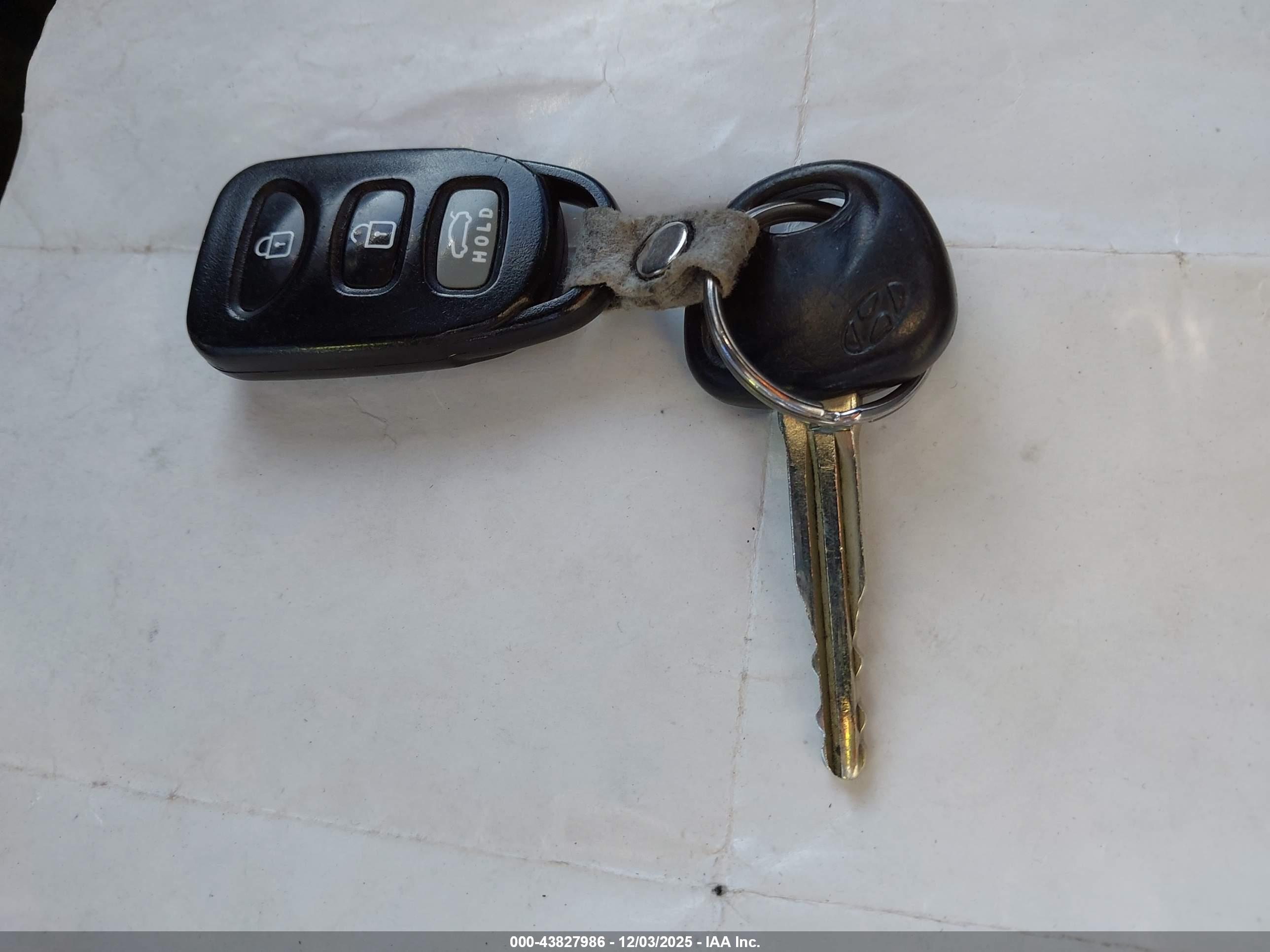HYUNDAI ELANTRA image 11