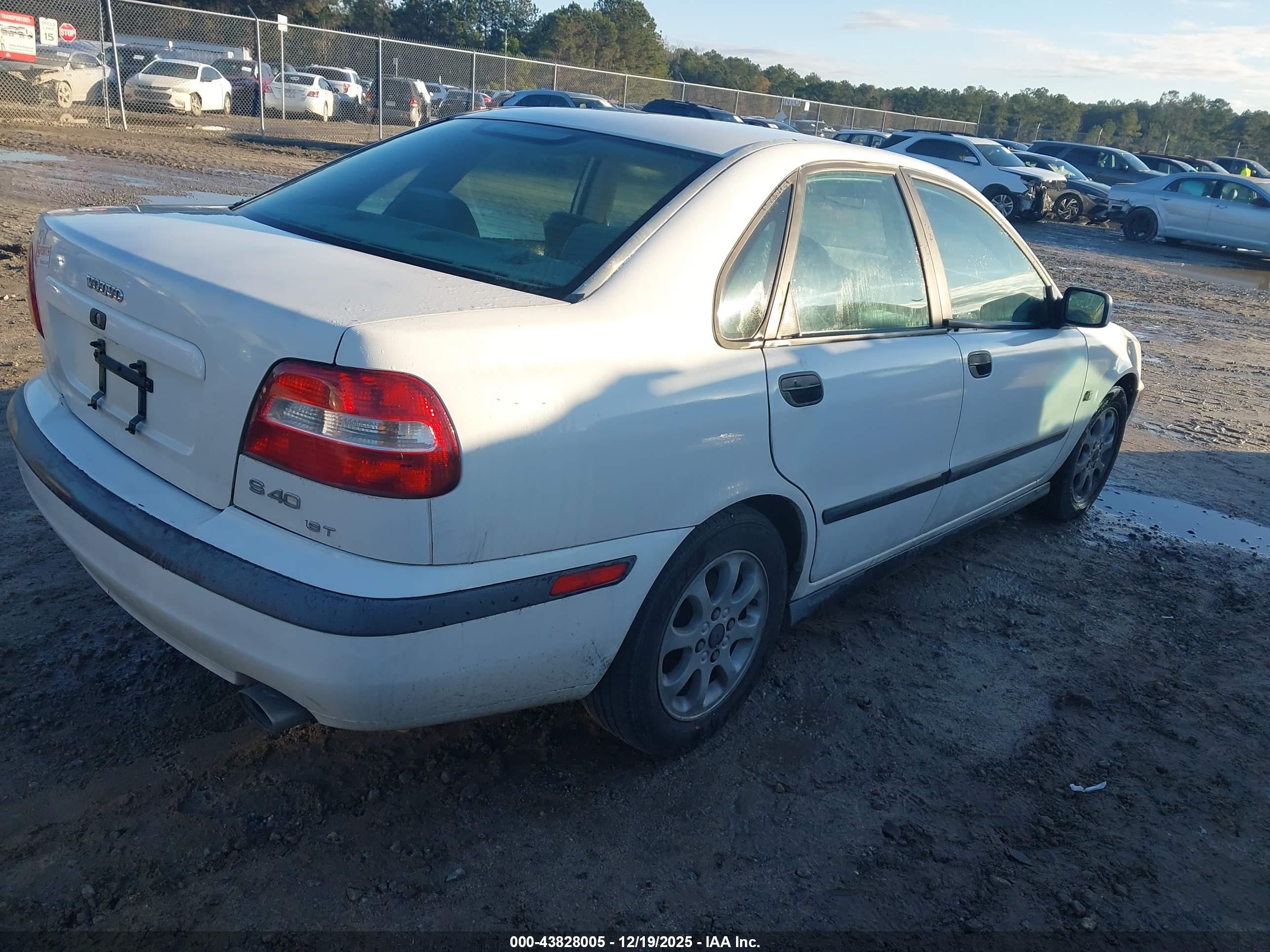 VOLVO S40 image 4