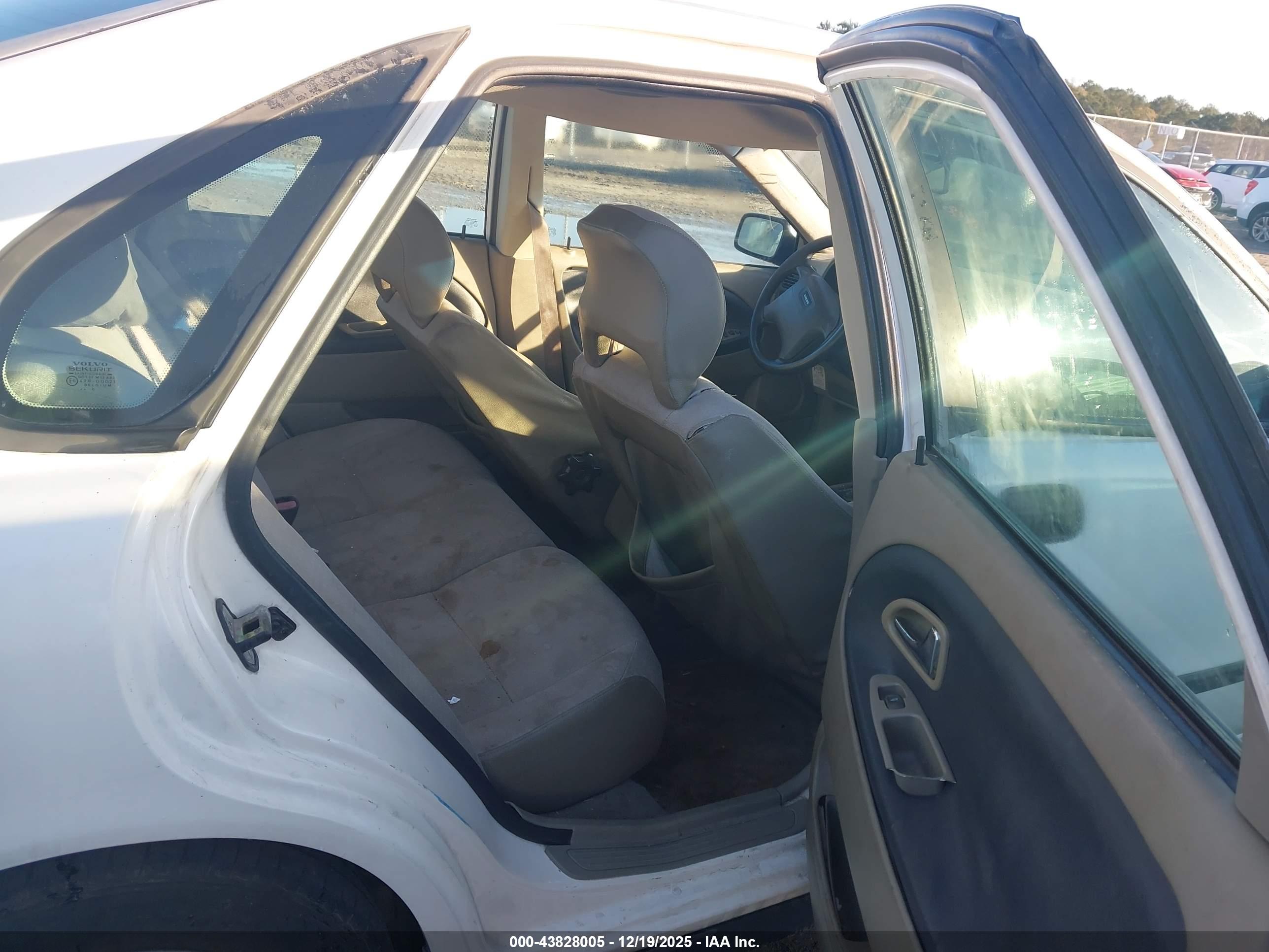 VOLVO S40 image 8
