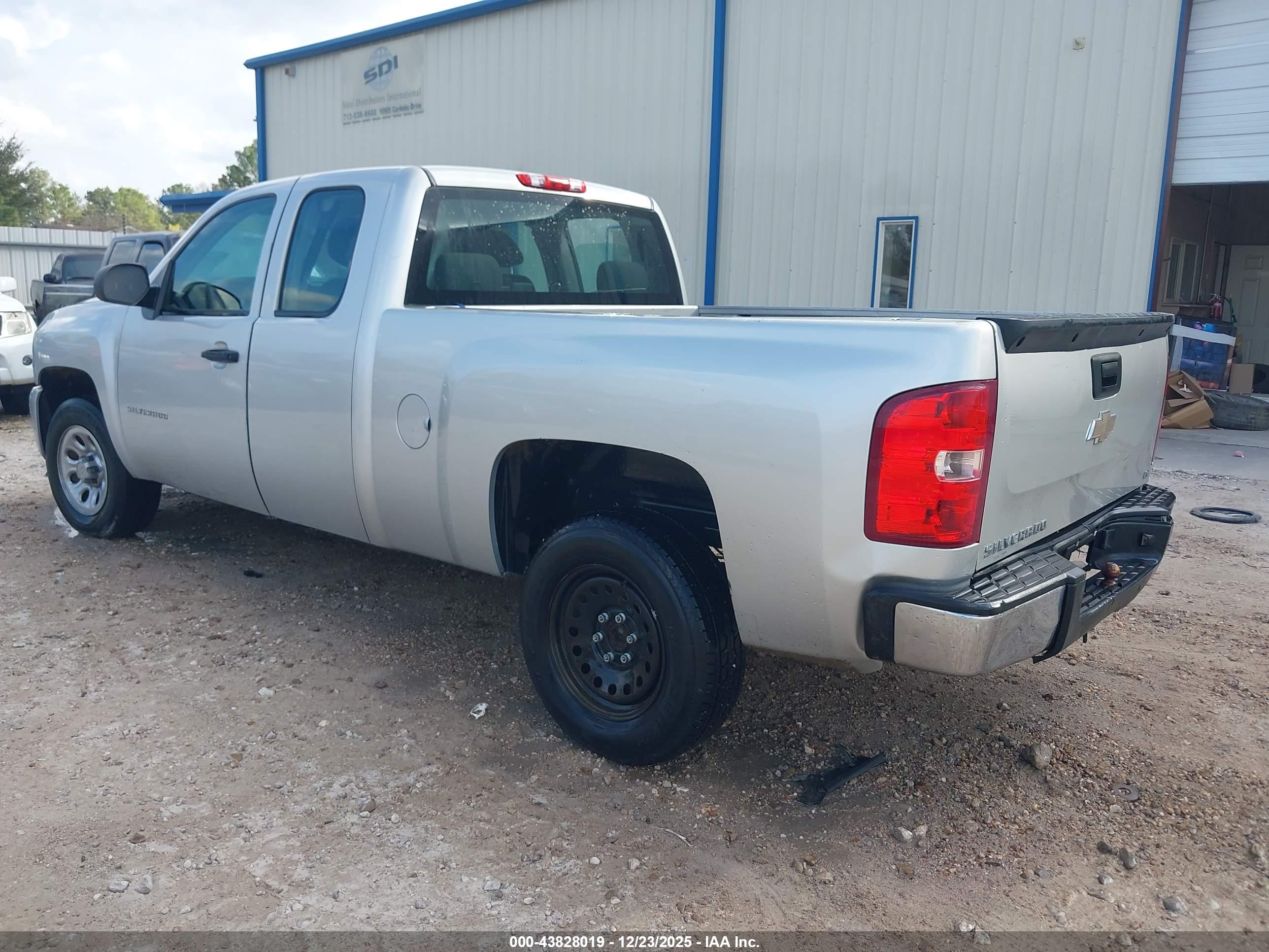 CHEVROLET SILVERADO image 3