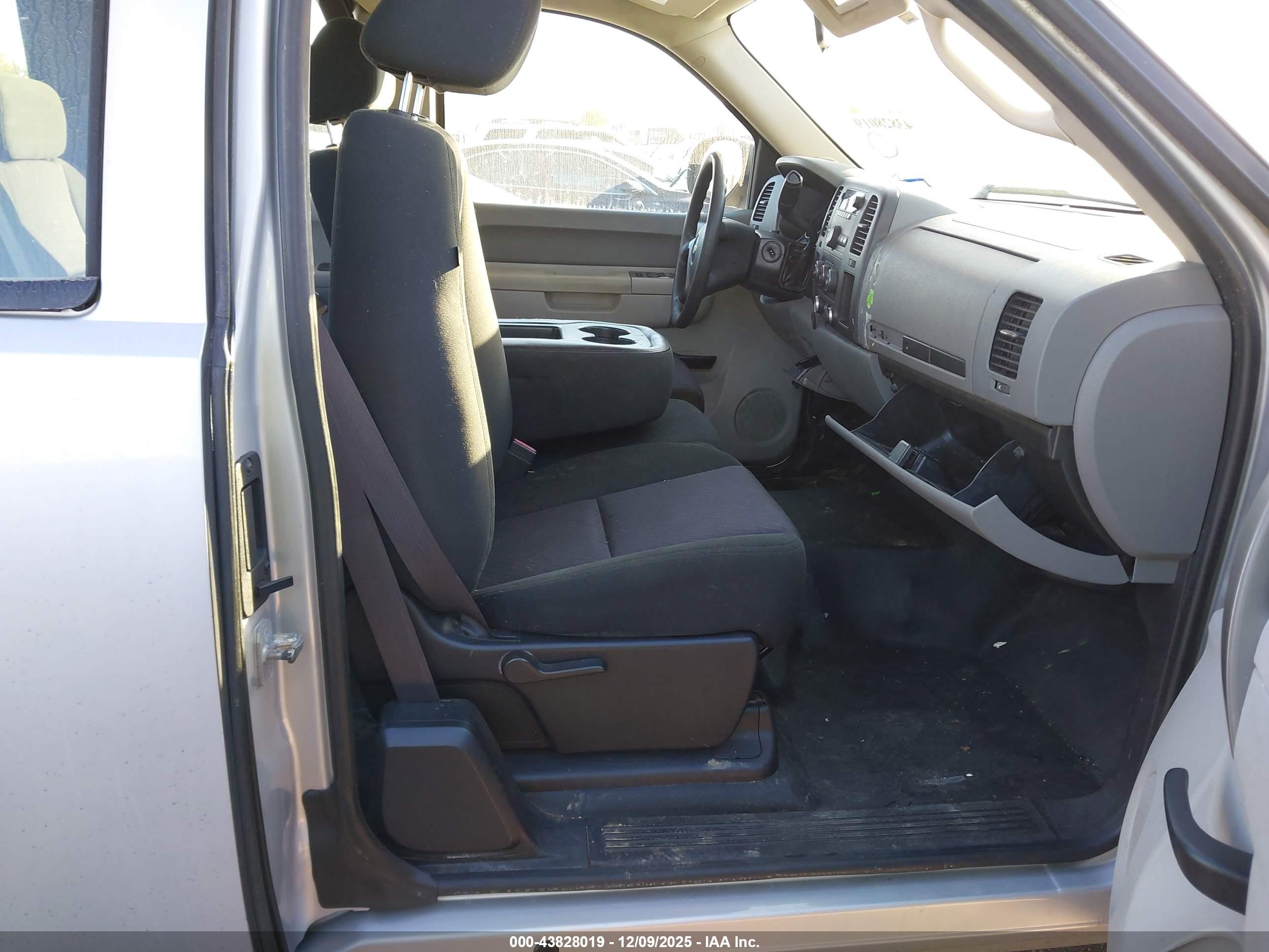 CHEVROLET SILVERADO image 5