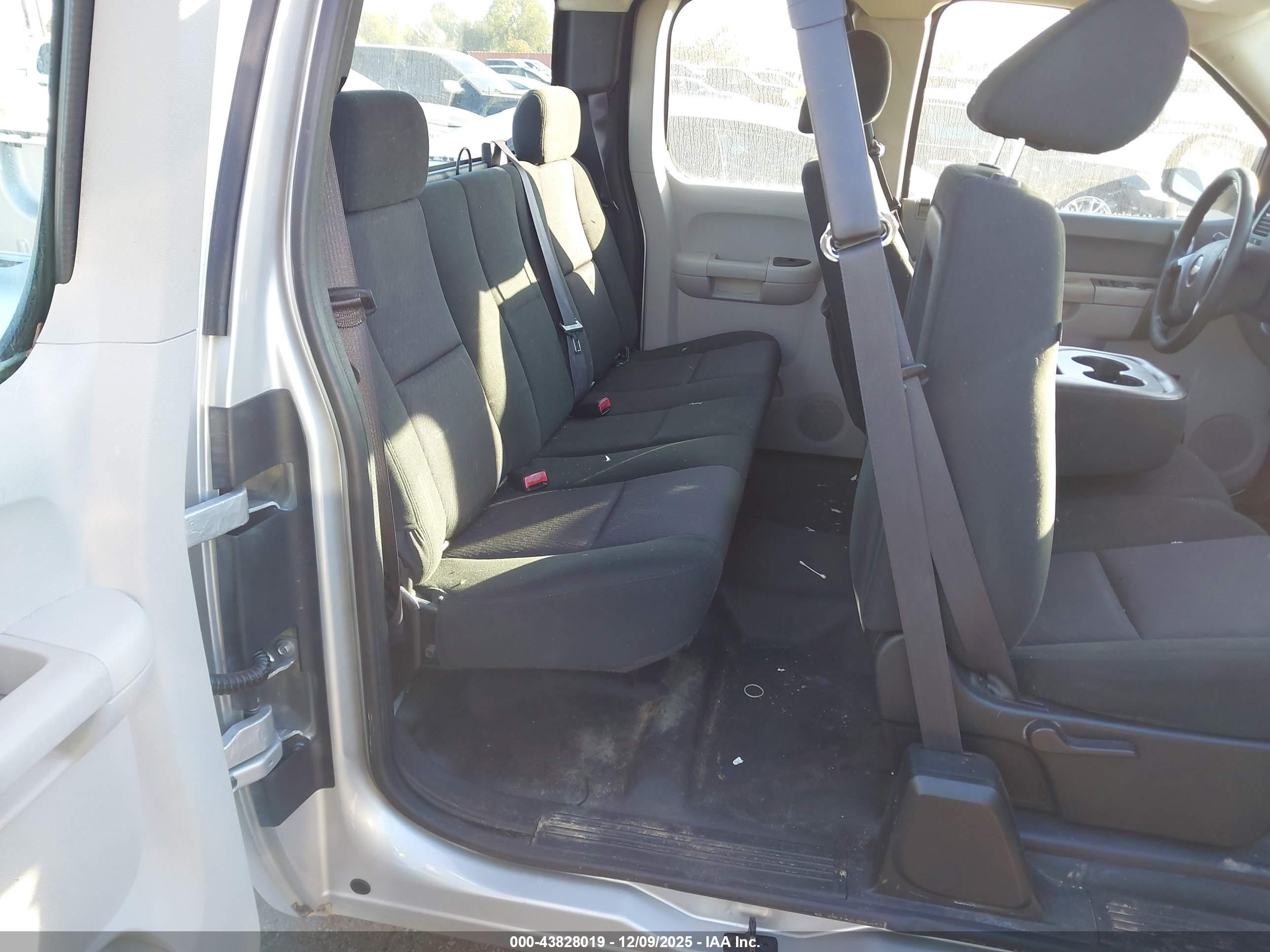 CHEVROLET SILVERADO image 8