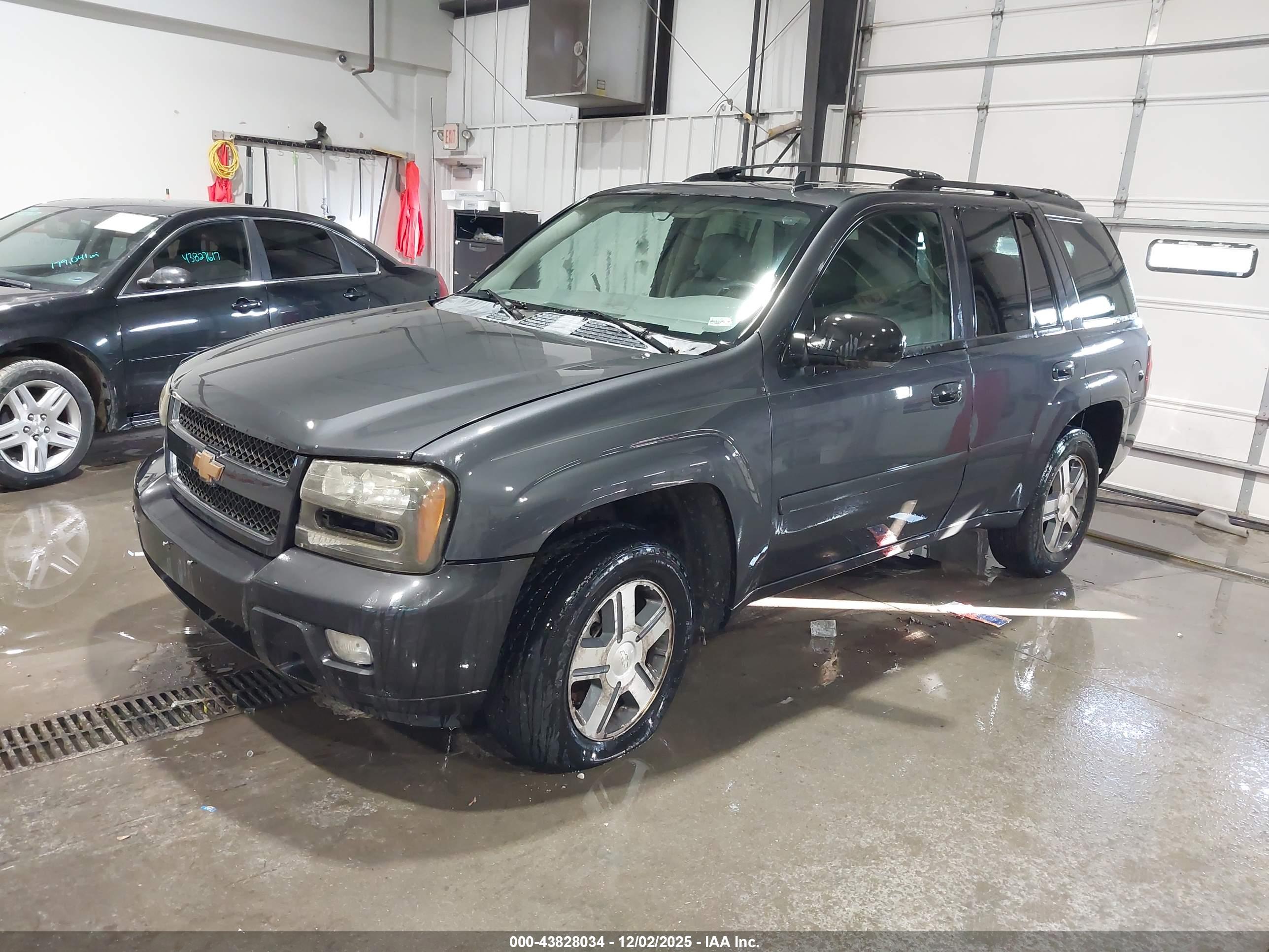 CHEVROLET TRAILBLAZER image 2