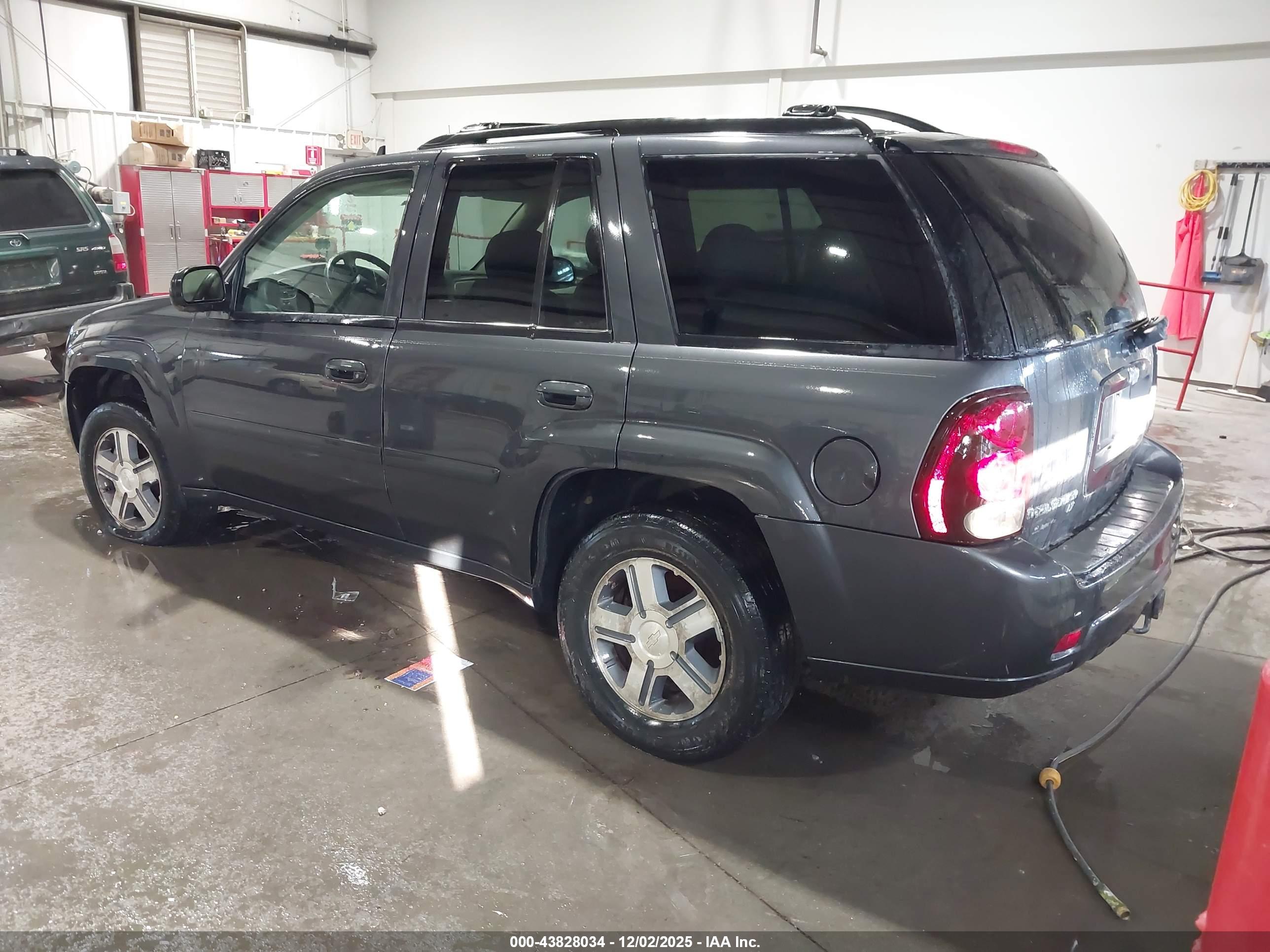 CHEVROLET TRAILBLAZER image 3